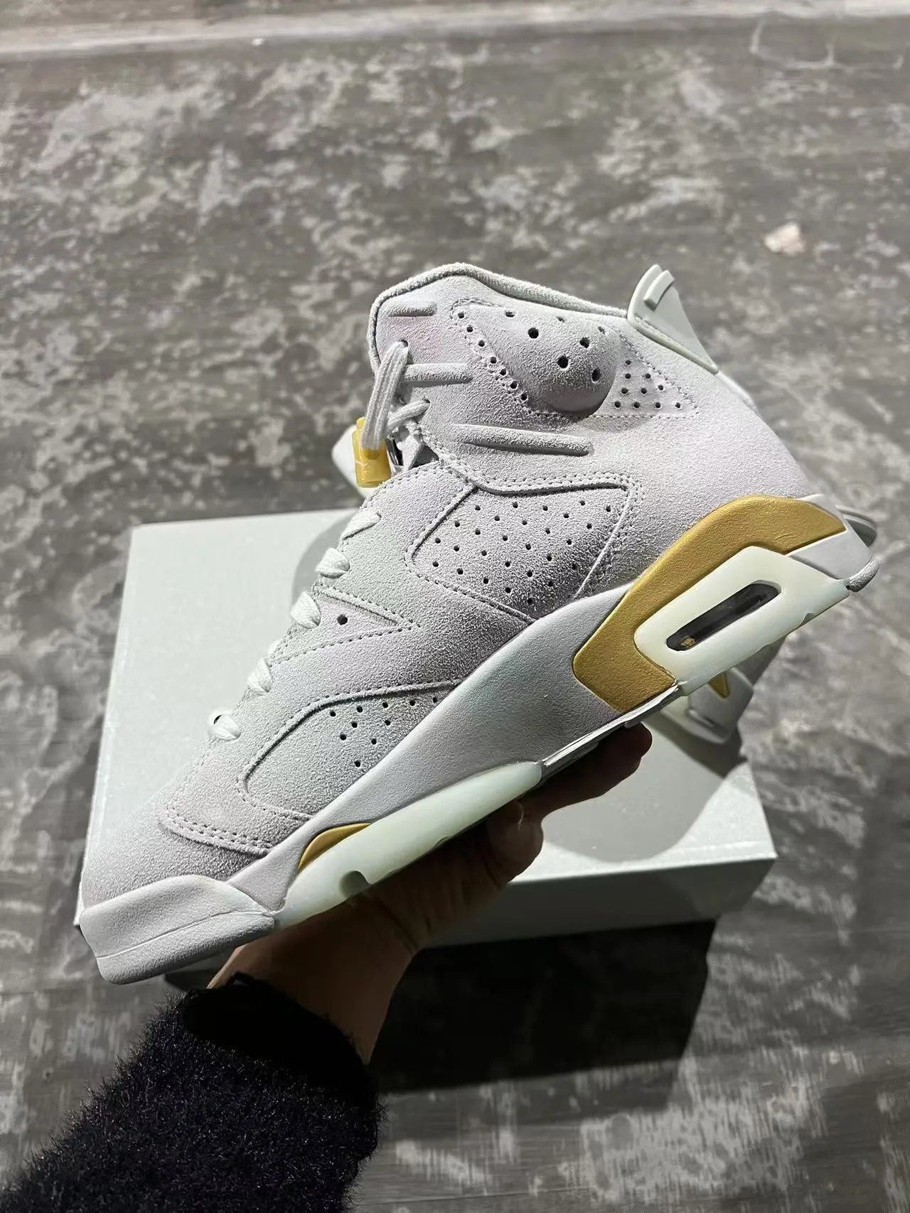 Zapatillas de baloncesto Air Jordan 6 gris claro y dorado 5