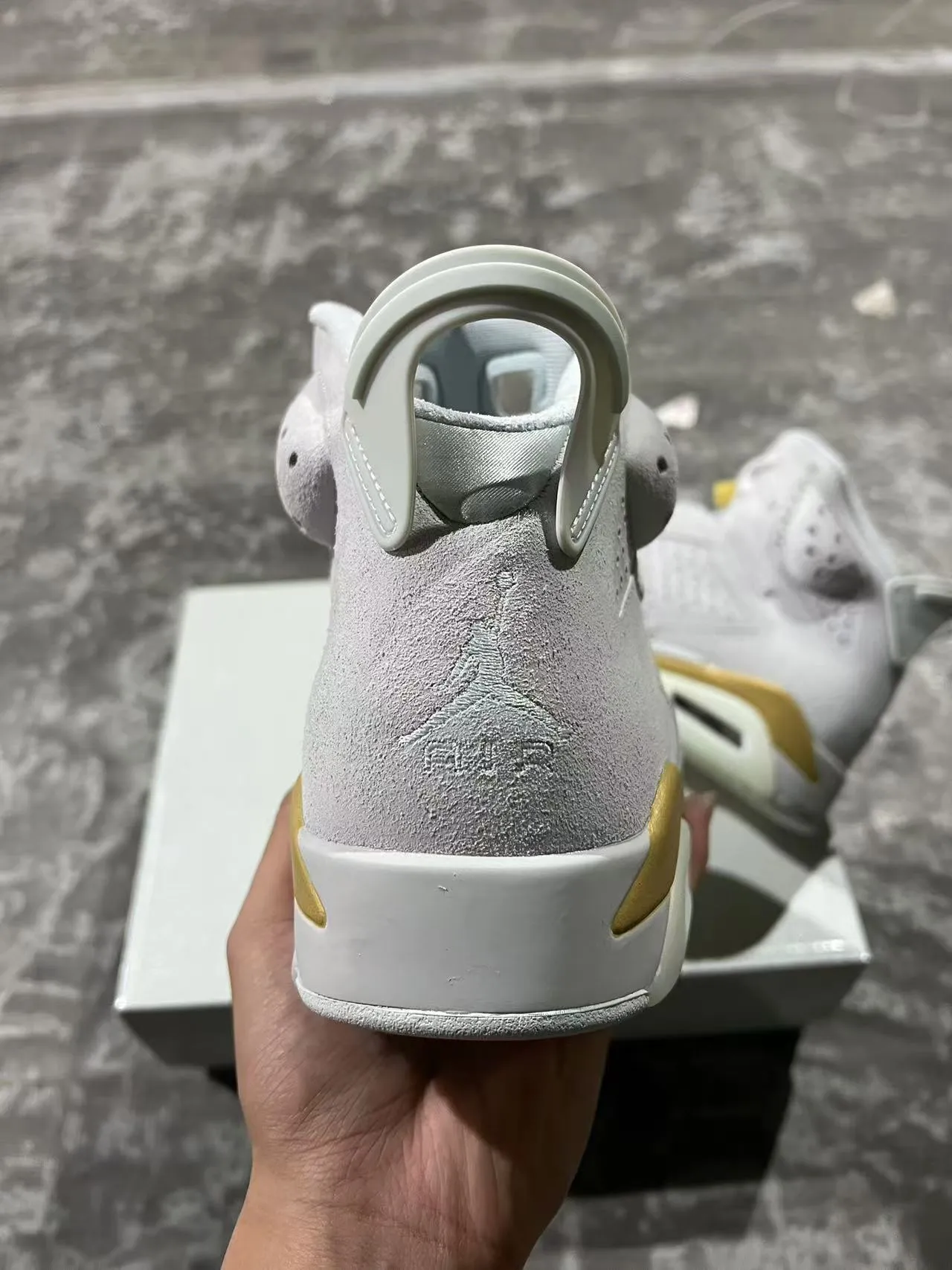 Zapatillas de baloncesto Air Jordan 6 gris claro y dorado 8