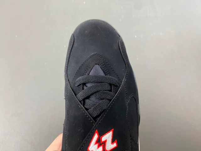Air Jordan Chaussures de Basket Noir et Rouge Hautes à Sangle 5