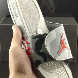 Chinelos Air Jordan Hydro Camo cinza e vermelho