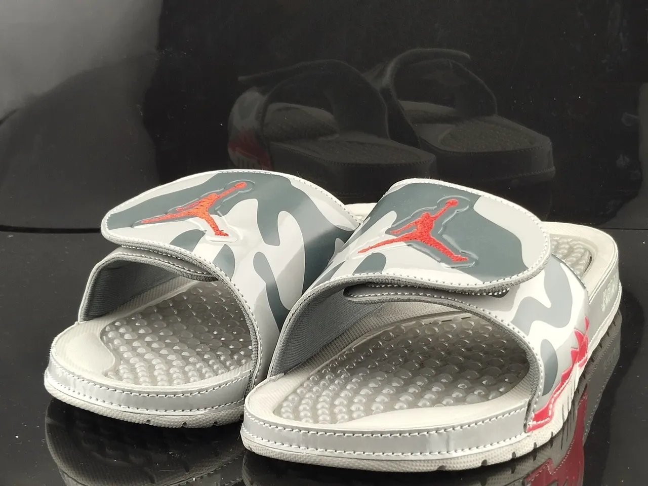 Chanclas Air Jordan Hydro Camo gris y rojo 2
