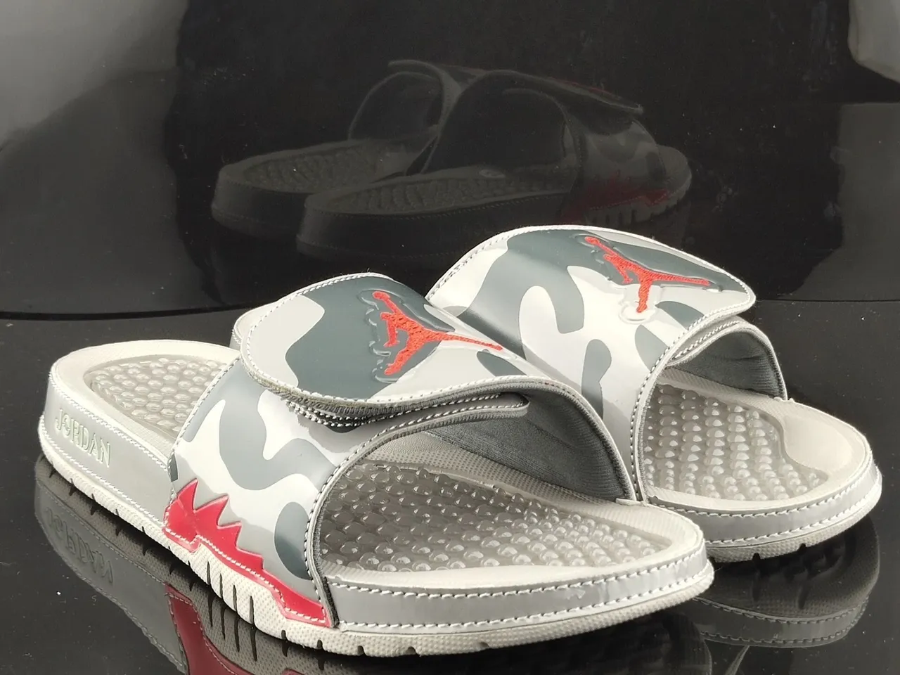 Chanclas Air Jordan Hydro Camo gris y rojo 3