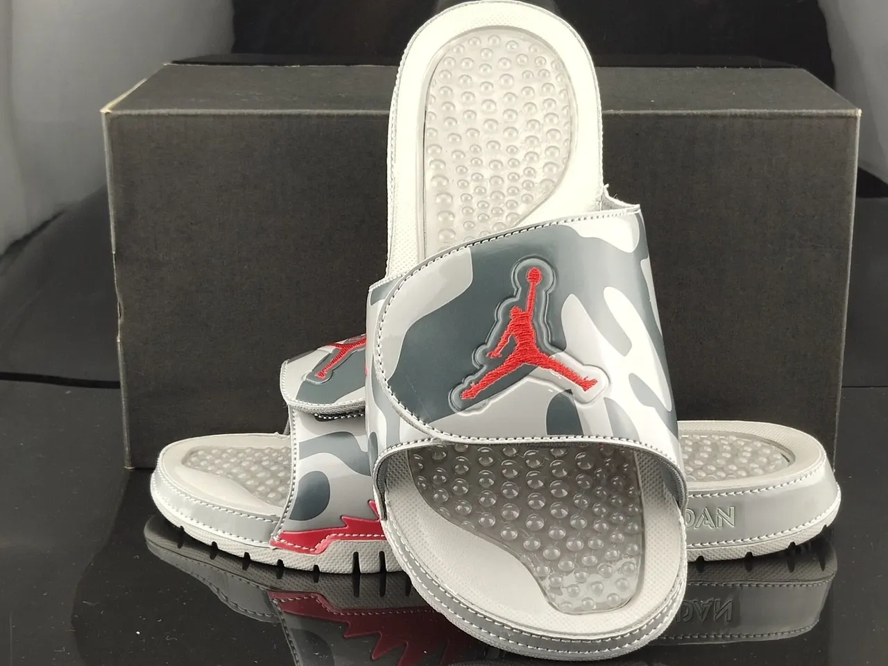 Chanclas Air Jordan Hydro Camo gris y rojo 4