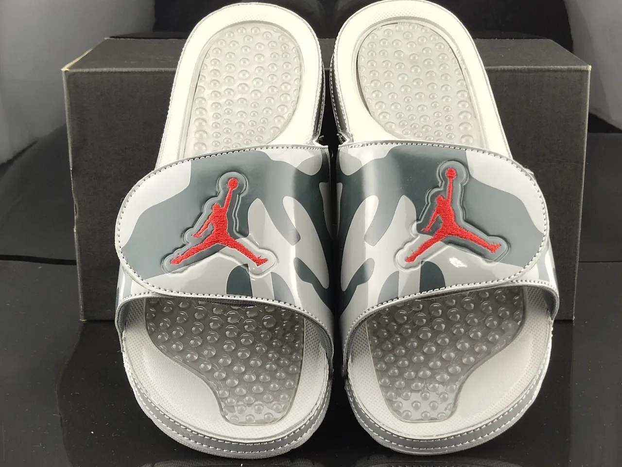 Chanclas Air Jordan Hydro Camo gris y rojo 5