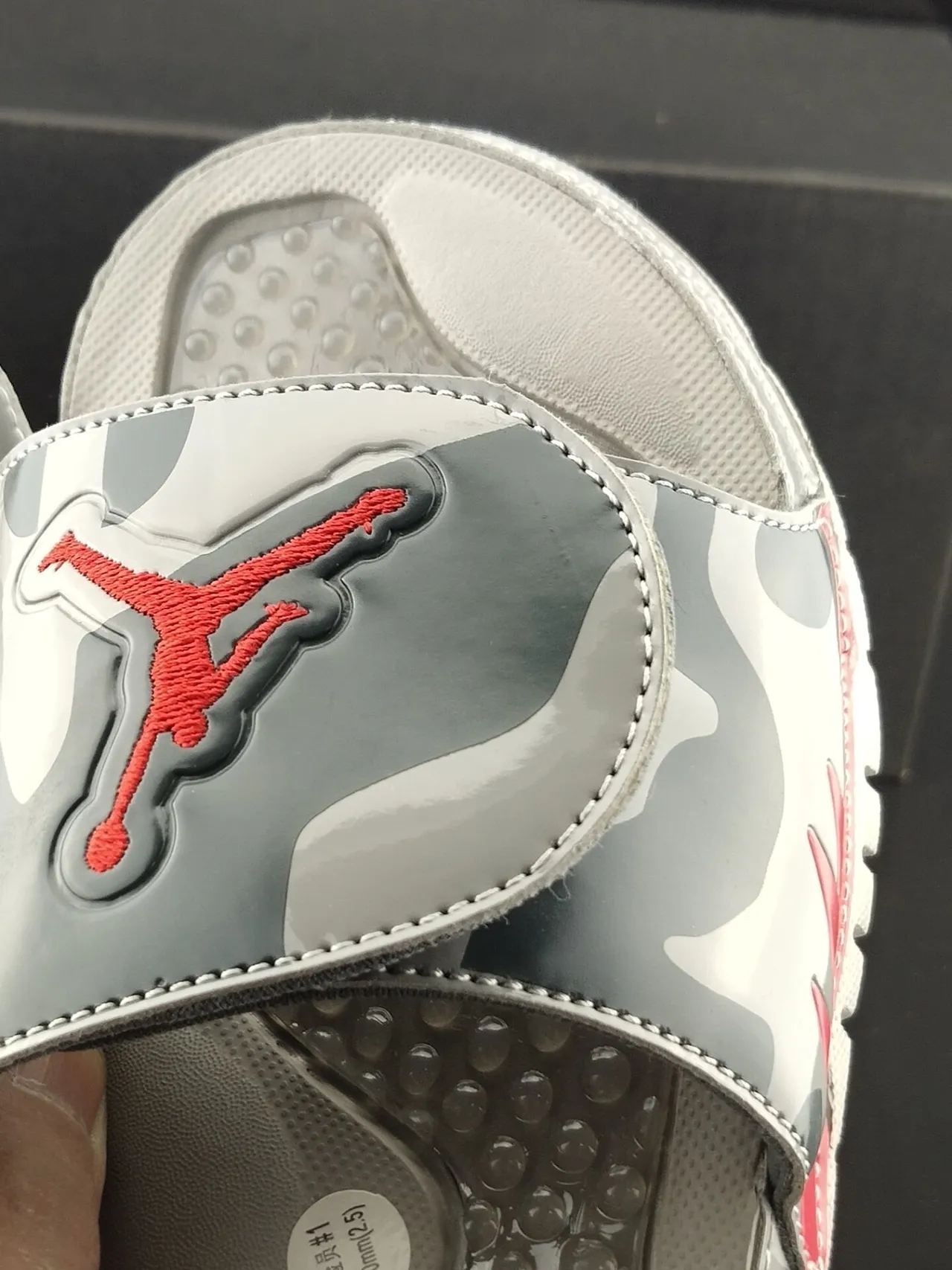 Chanclas Air Jordan Hydro Camo gris y rojo 6