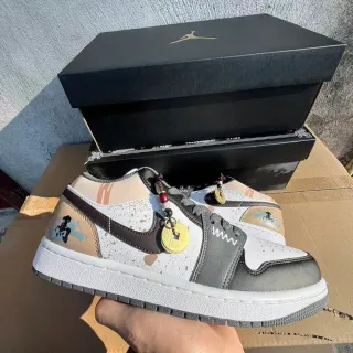 Air Jordan सफ़ेद ग्रे लो-टॉप सिल्हूट मल्टी-पैनल लेदर अपर लाइफ़स्टाइल स्नीकर्स