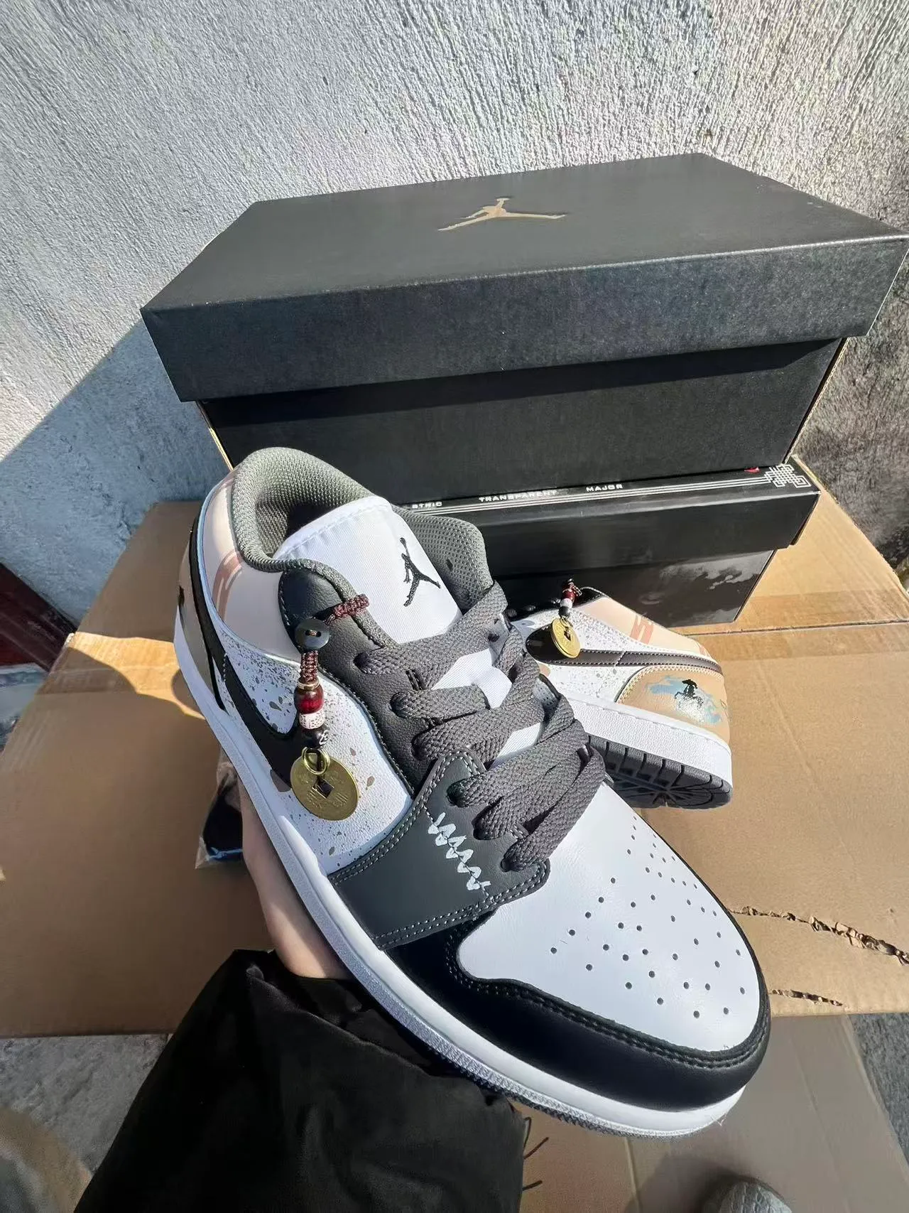 Tênis lifestyle Air Jordan de cano baixo branco e cinza com cabedal em couro multipainel 2