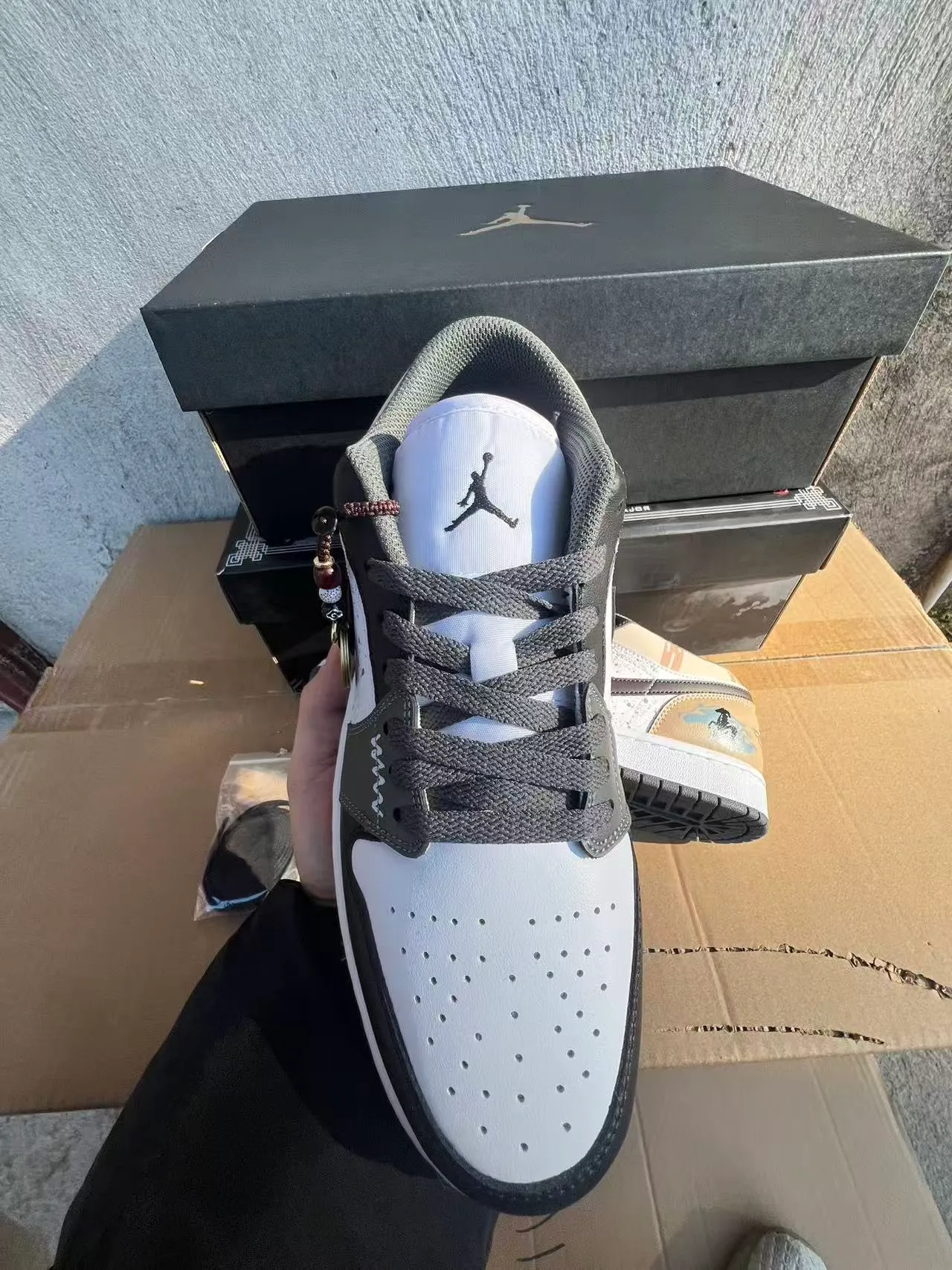 Tênis lifestyle Air Jordan de cano baixo branco e cinza com cabedal em couro multipainel 3
