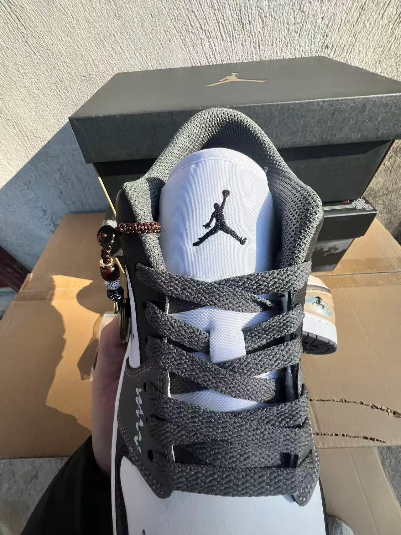 Tênis lifestyle Air Jordan de cano baixo branco e cinza com cabedal em couro multipainel 4