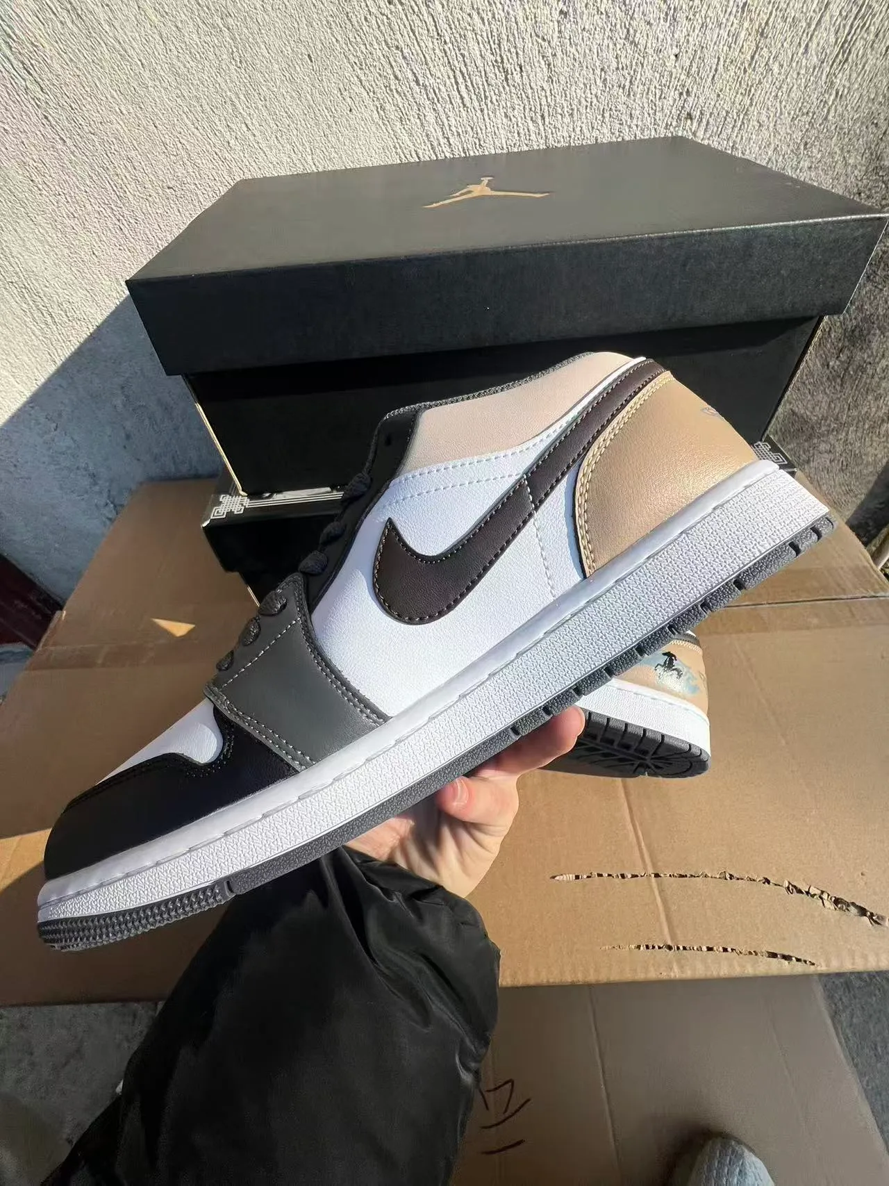 Tênis lifestyle Air Jordan de cano baixo branco e cinza com cabedal em couro multipainel 5