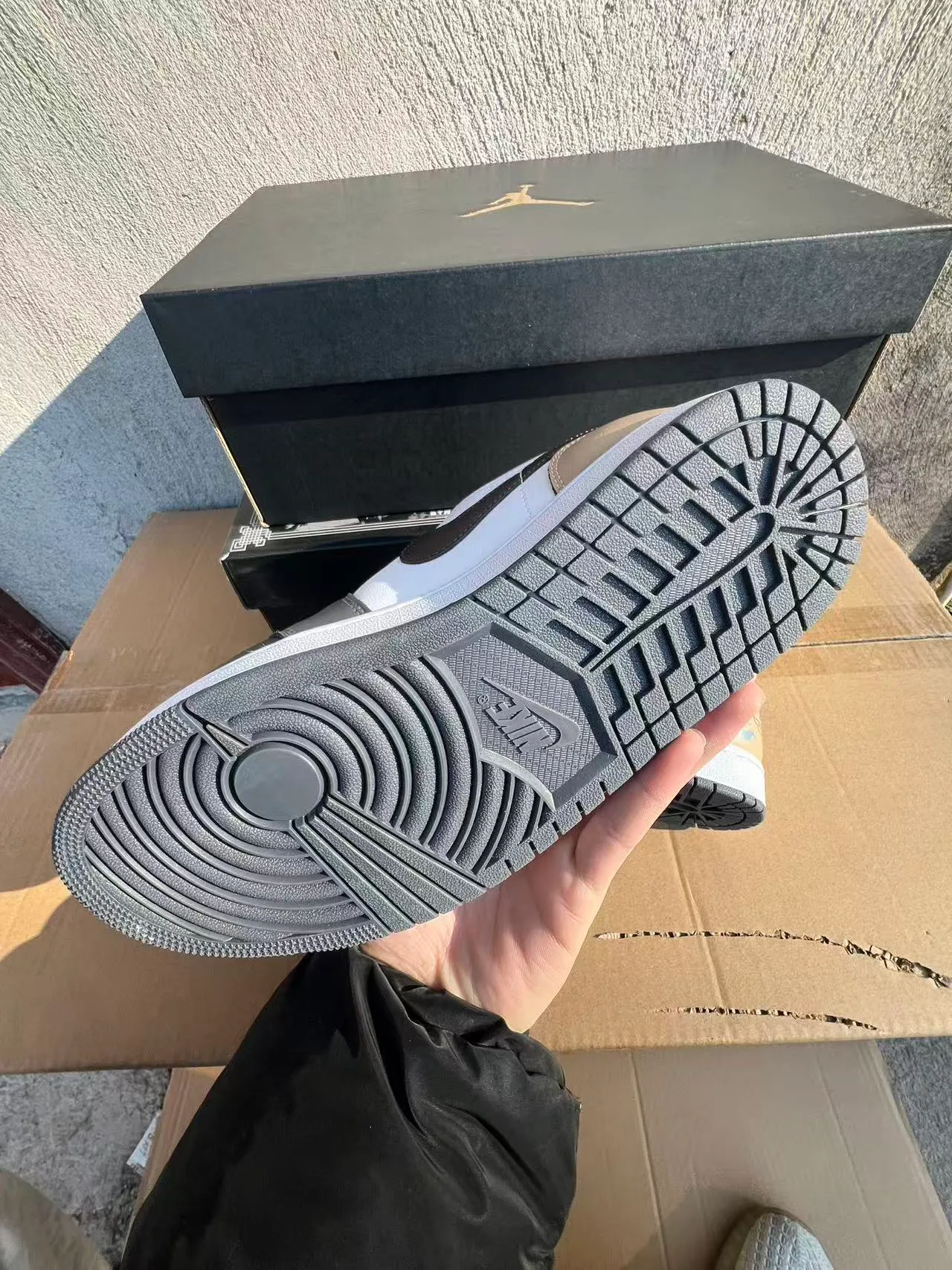 Tênis lifestyle Air Jordan de cano baixo branco e cinza com cabedal em couro multipainel 6