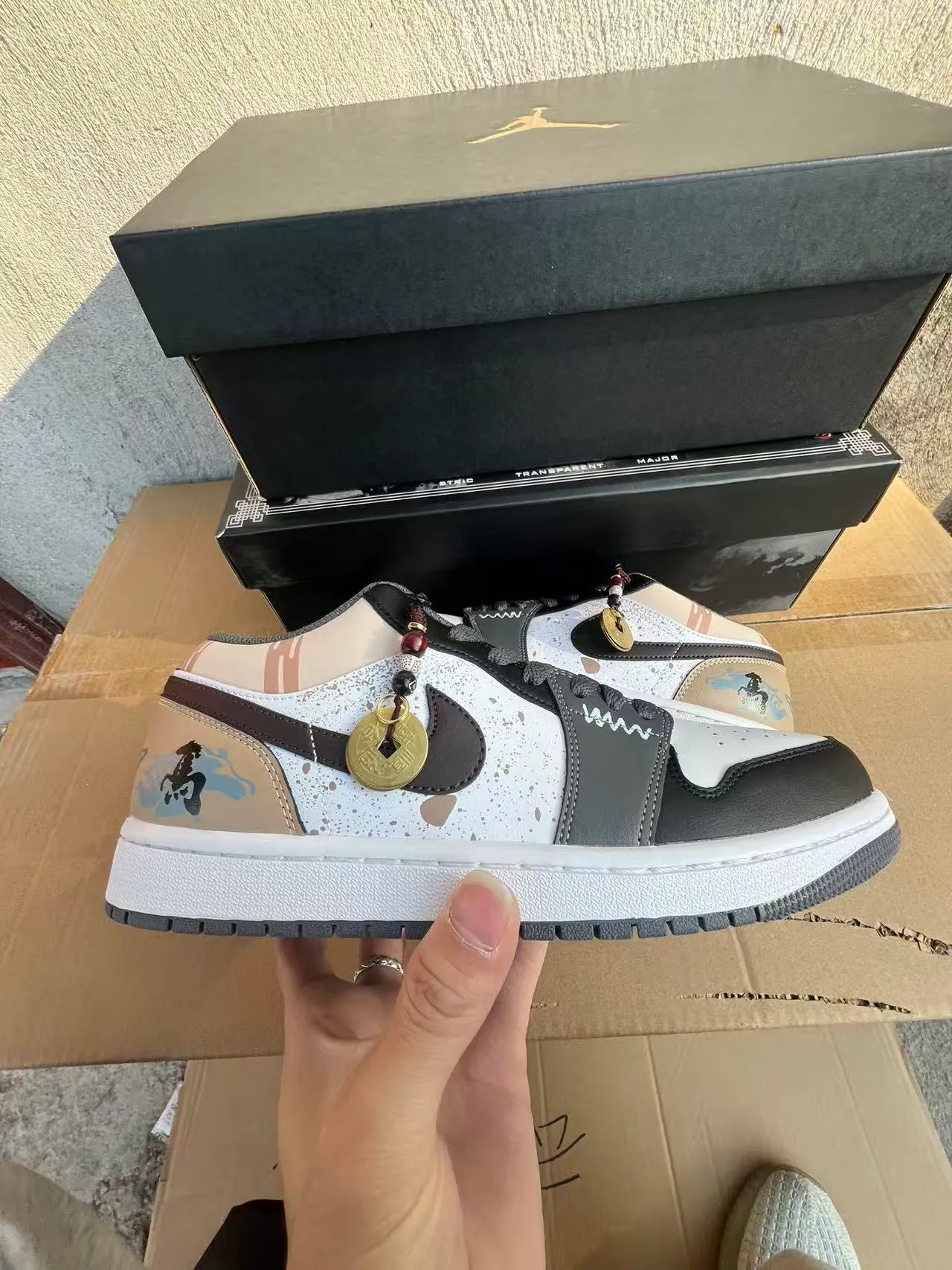 Tênis lifestyle Air Jordan de cano baixo branco e cinza com cabedal em couro multipainel 7