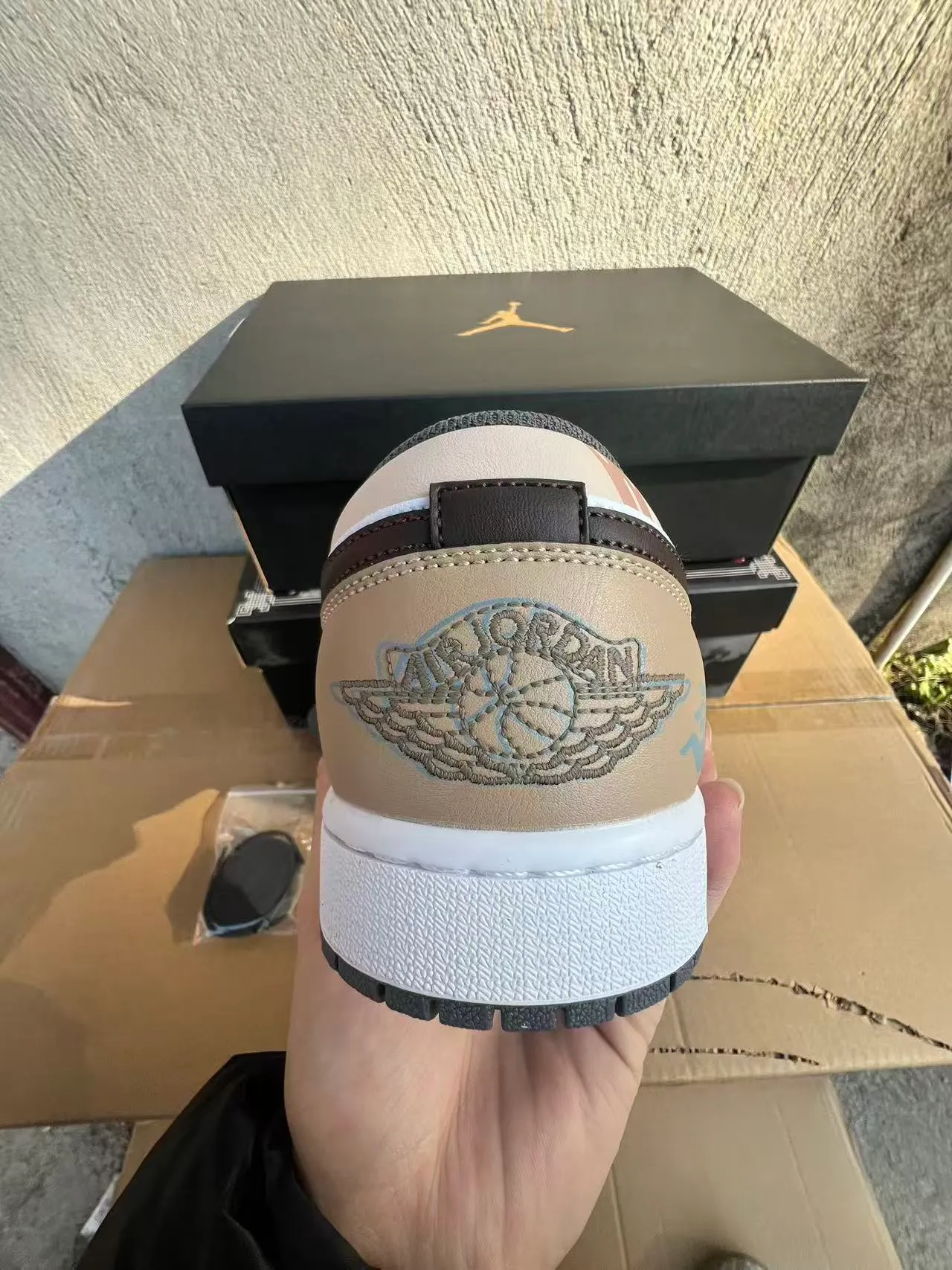 Tênis lifestyle Air Jordan de cano baixo branco e cinza com cabedal em couro multipainel 8