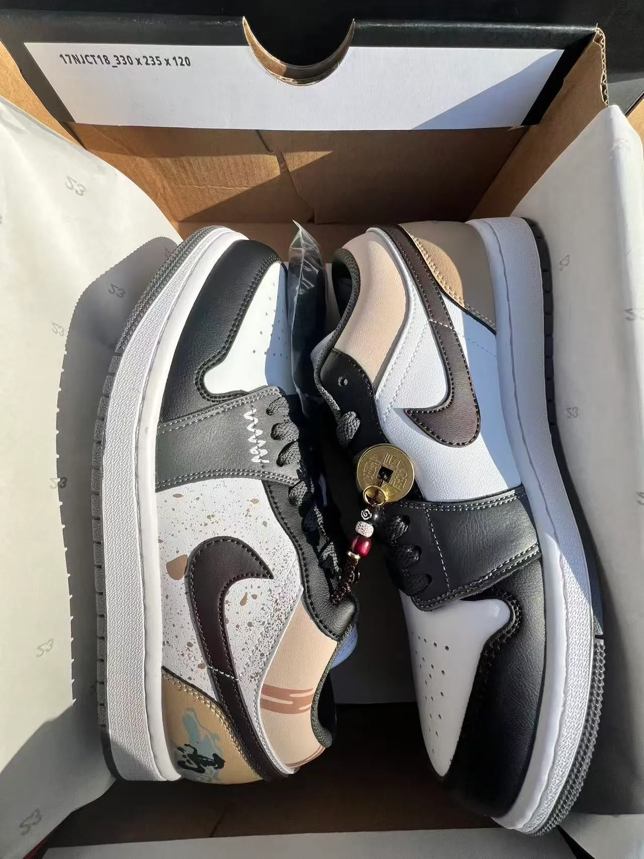 Tênis lifestyle Air Jordan de cano baixo branco e cinza com cabedal em couro multipainel 9