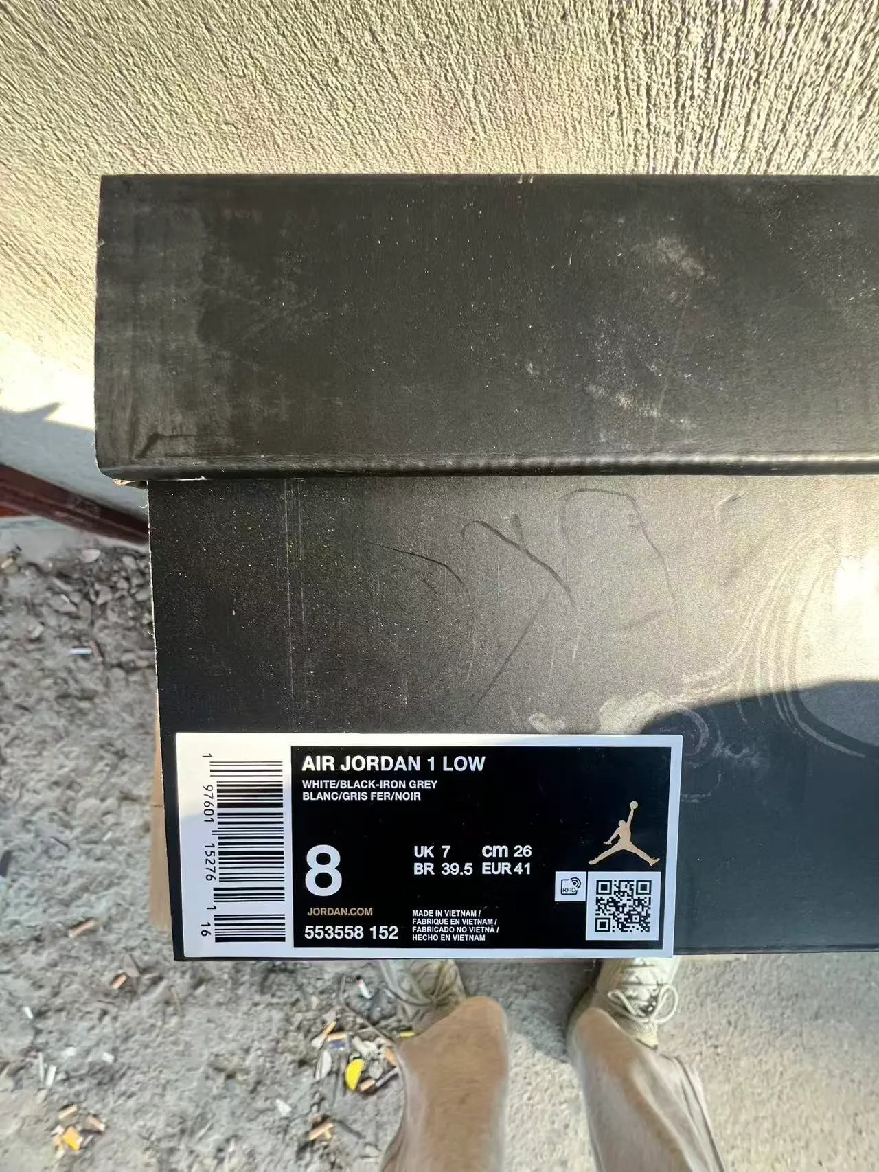 Tênis lifestyle Air Jordan de cano baixo branco e cinza com cabedal em couro multipainel 10