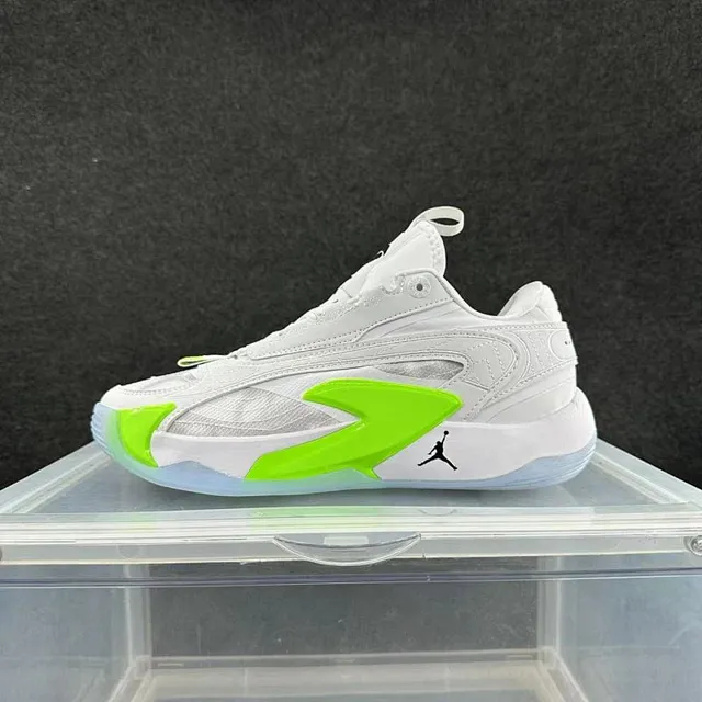 Tênis de basquete Air Jordan branco e verde-neon 2