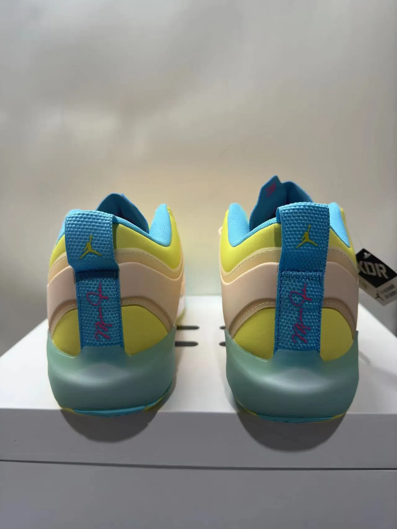 حذاء كرة السلة Air Jordan XIDR أصفر خوخي سماوي 2