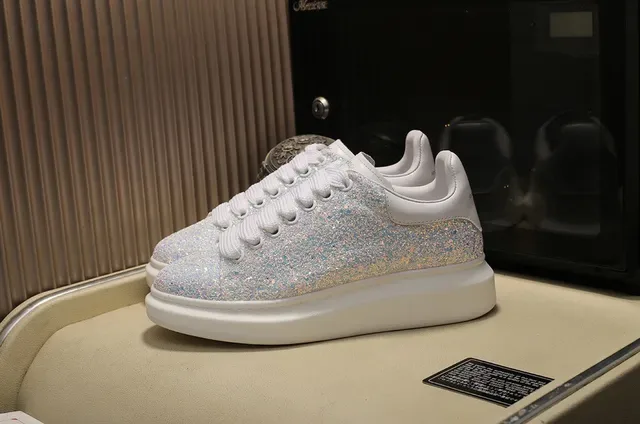 Alexander McQueen 超大运动鞋 闪光白色 生活方式运动鞋 9