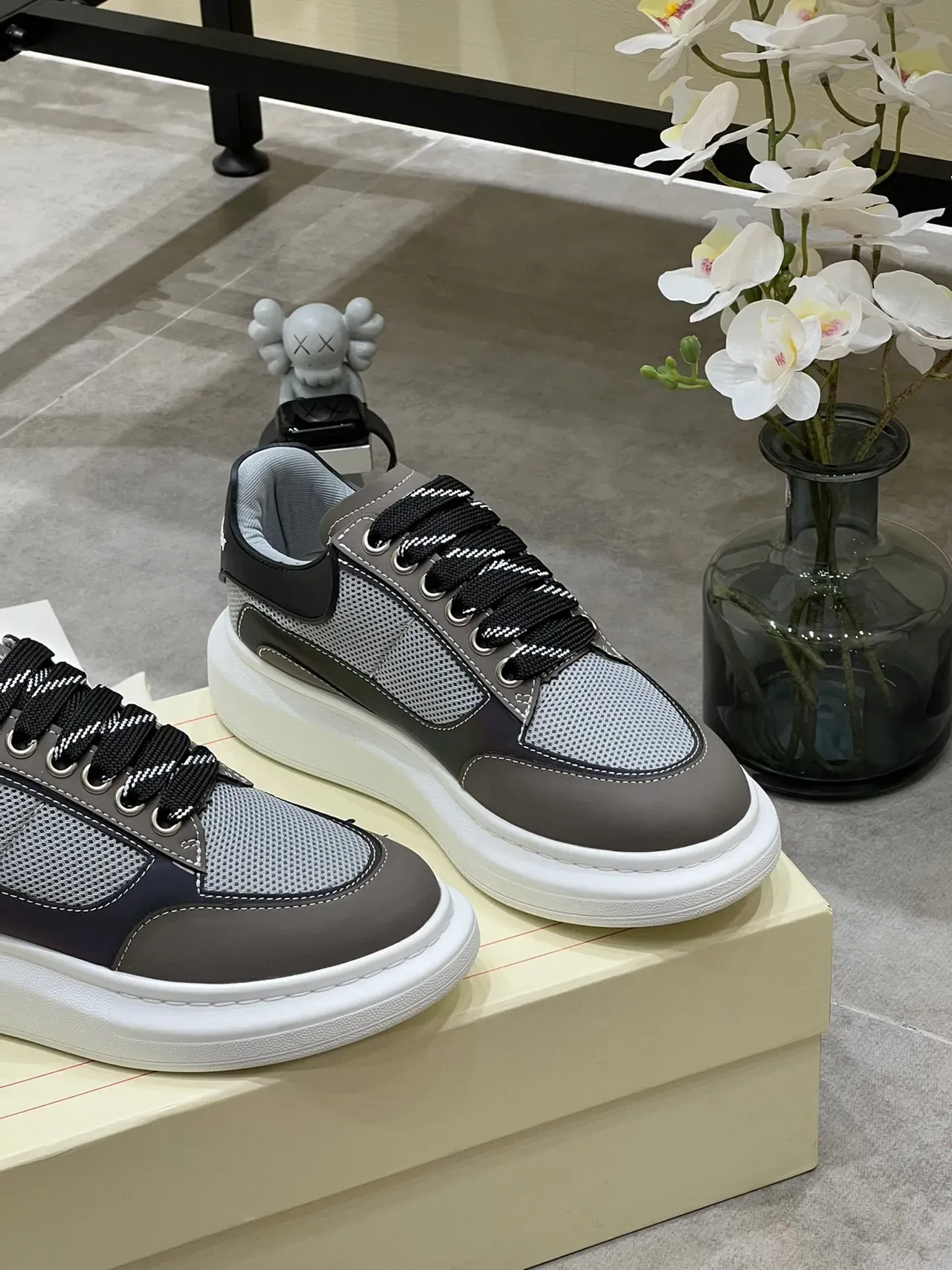 Alexander McQueen أحذية رياضية رمادي وأسود شبكة جلد نمط حياة oversized 7