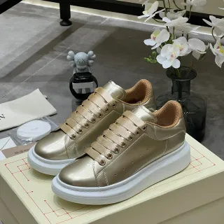 Alexander McQueen ओवरसाइज्ड मेटालिक गोल्ड लाइफस्टाइल स्नीकर्स