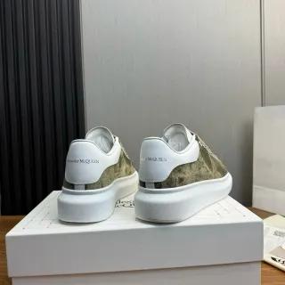Alexander McQueen ओवरसाइज्ड स्नीकर ऑलिव ग्रीन और सफेद लाइफस्टाइल स्नीकर