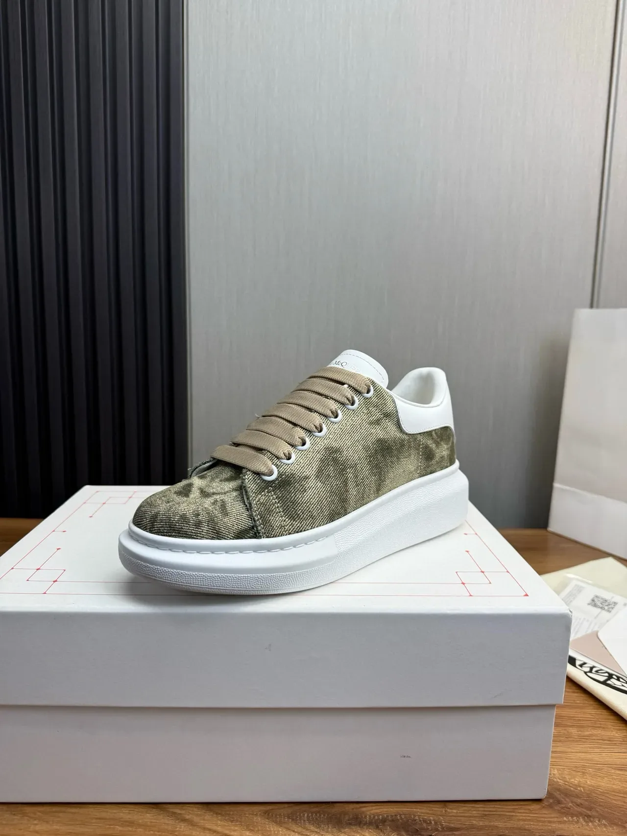 Alexander McQueen Chaussure oversized vert olive et blanc lifestyle sneakers 2