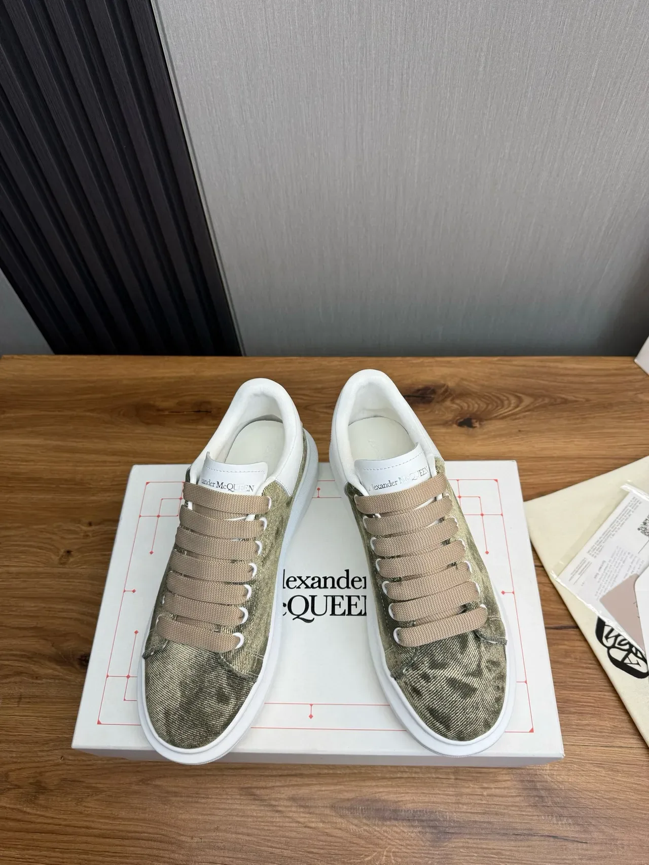 Alexander McQueen Chaussure oversized vert olive et blanc lifestyle sneakers 3