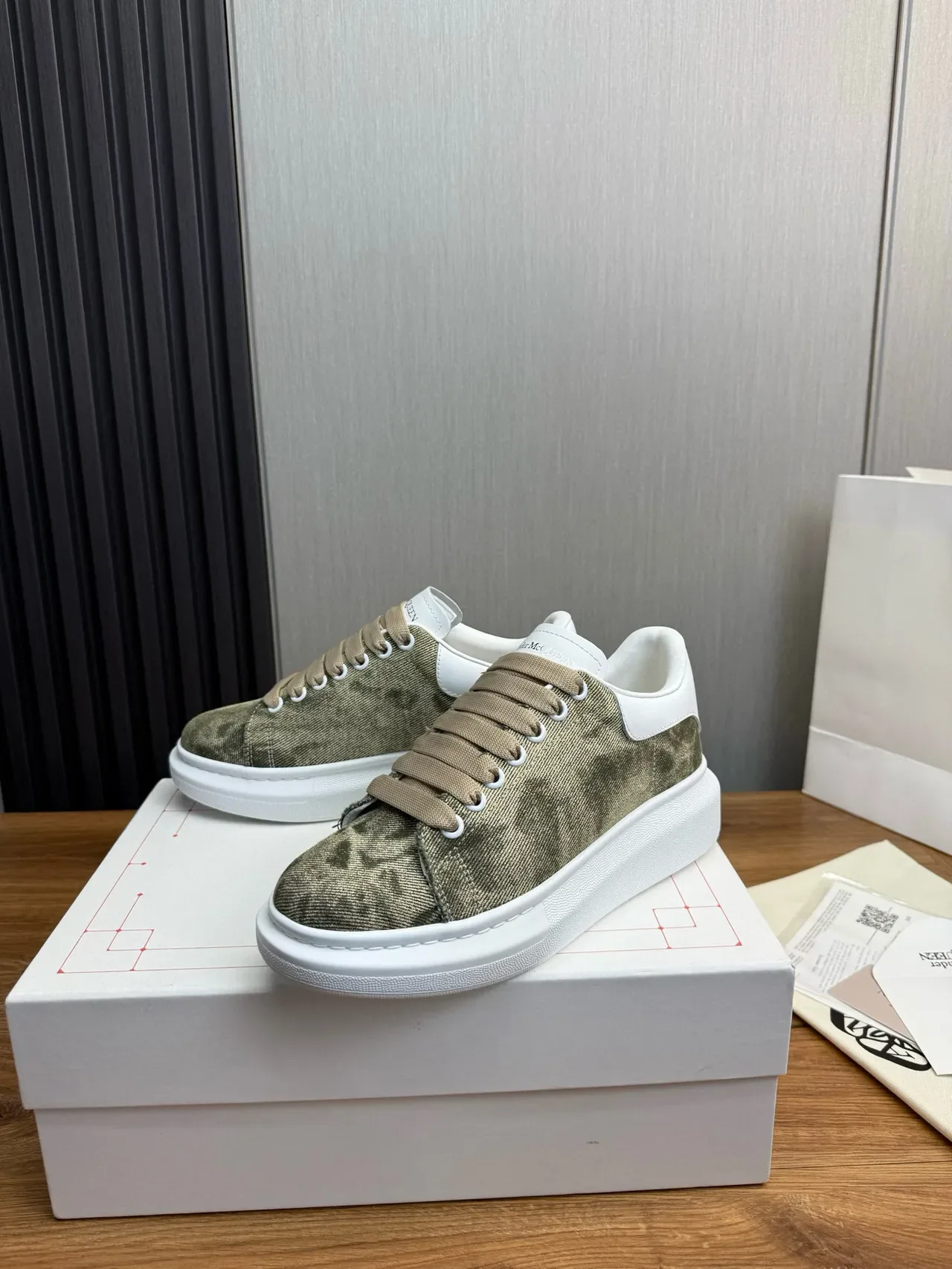 Alexander McQueen Chaussure oversized vert olive et blanc lifestyle sneakers 4