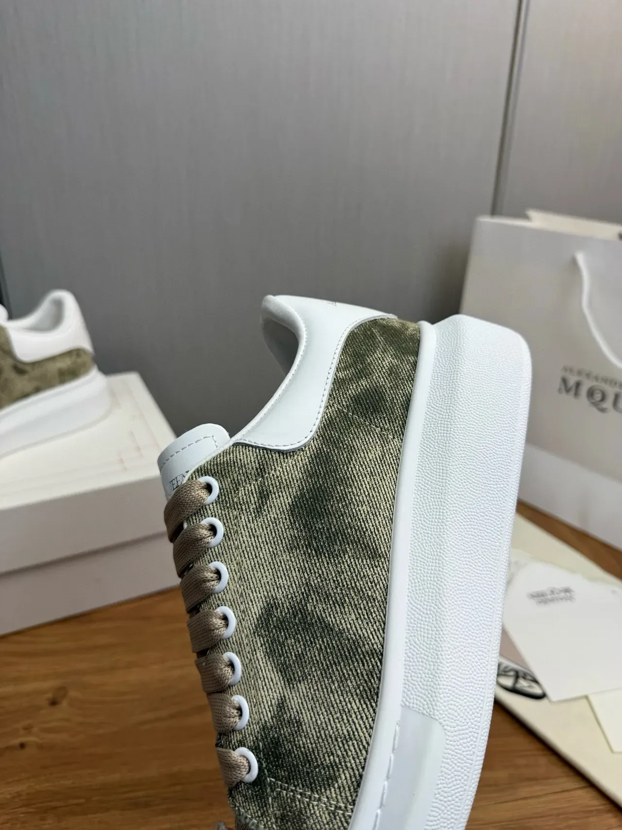 Alexander McQueen Chaussure oversized vert olive et blanc lifestyle sneakers 5