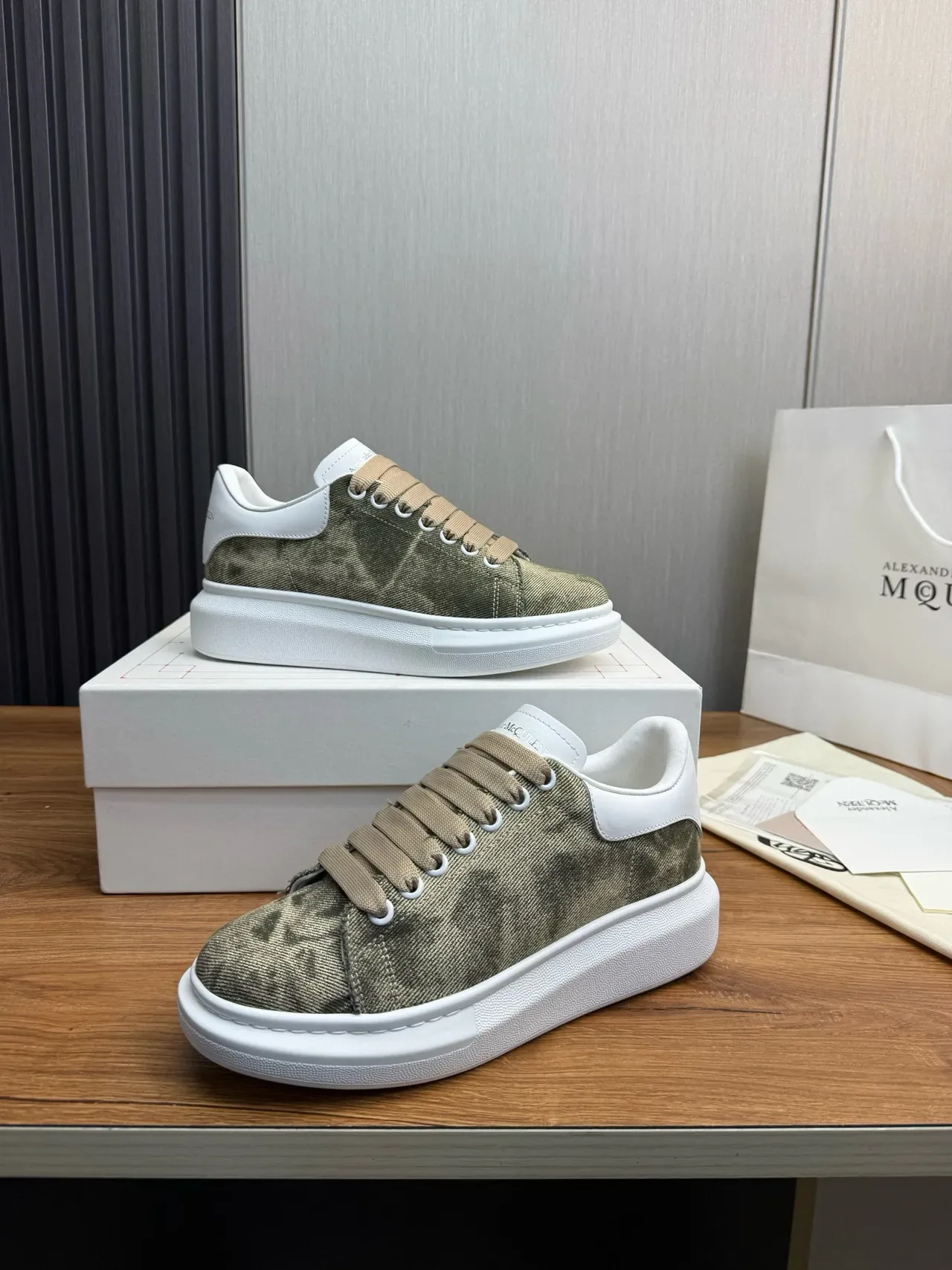 Alexander McQueen Chaussure oversized vert olive et blanc lifestyle sneakers 6