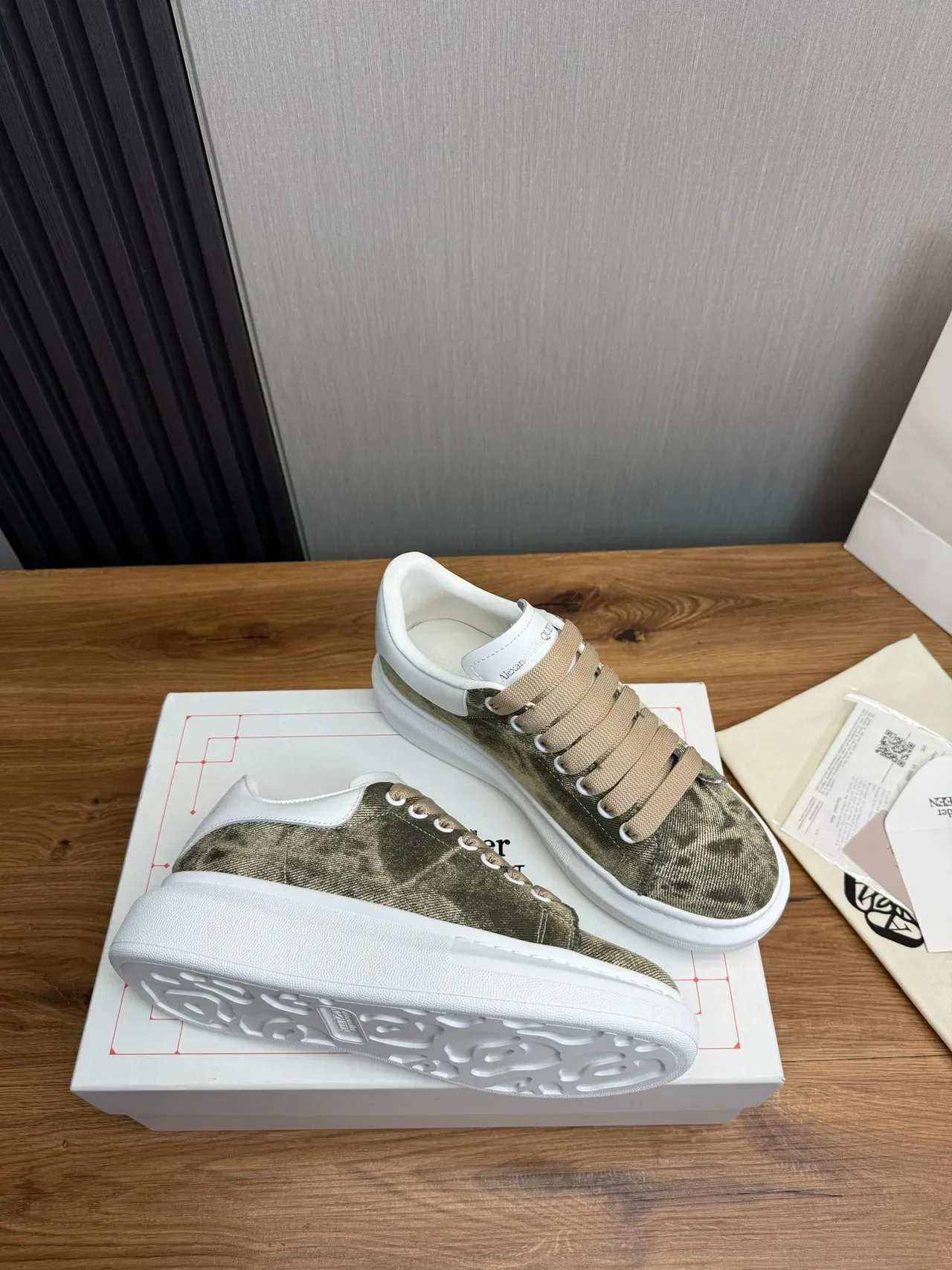 Alexander McQueen Chaussure oversized vert olive et blanc lifestyle sneakers 7