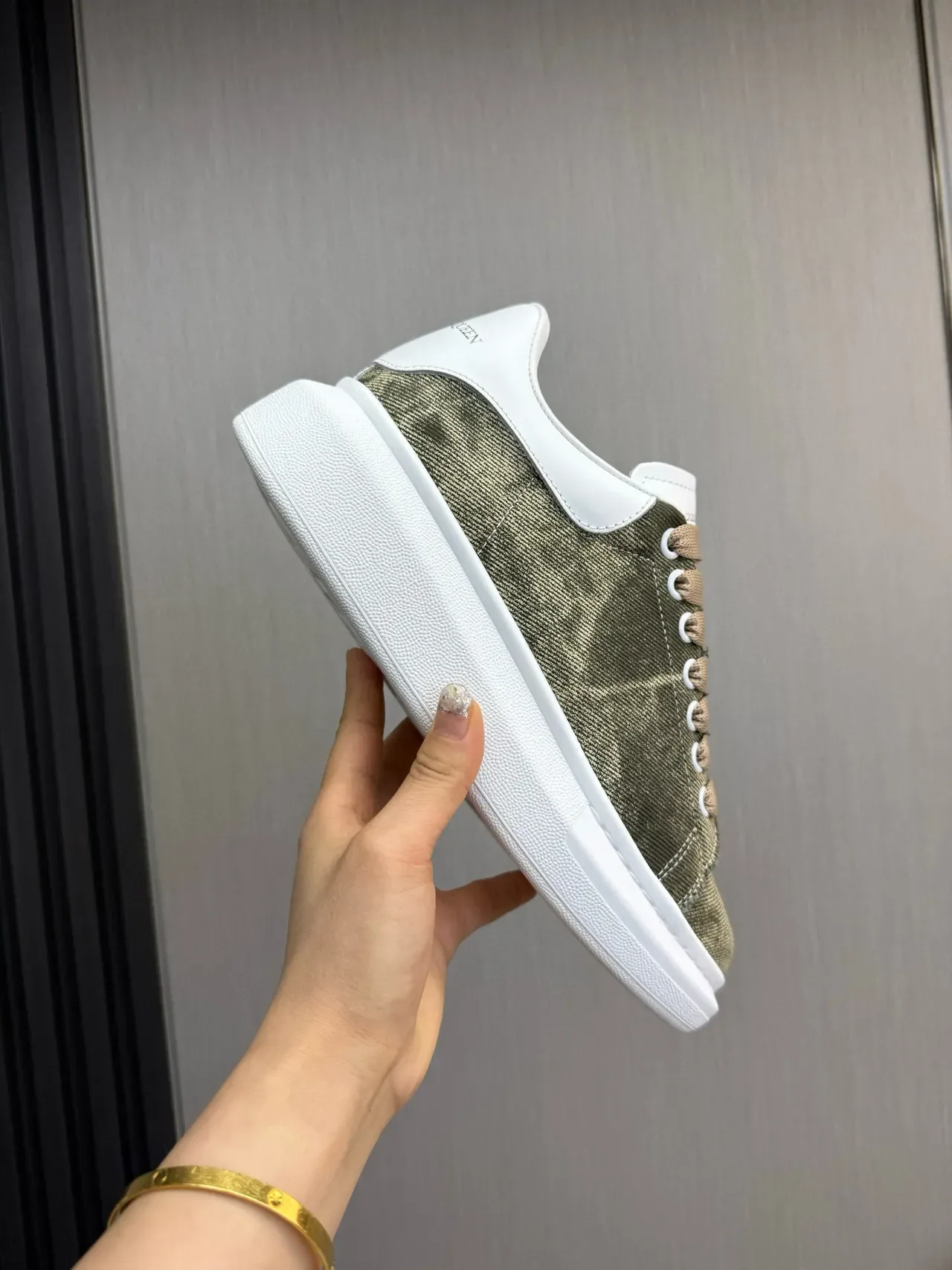 Alexander McQueen Chaussure oversized vert olive et blanc lifestyle sneakers 8