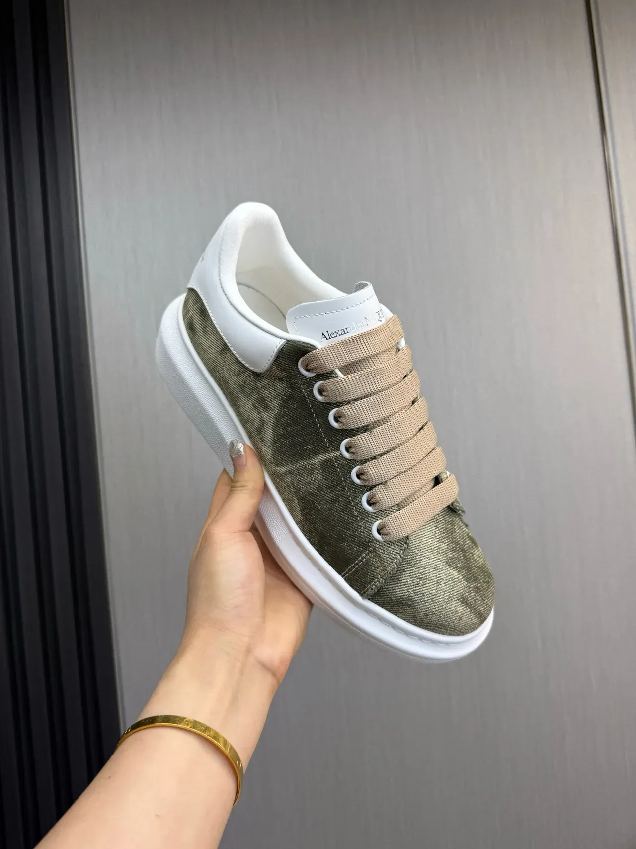 Alexander McQueen Chaussure oversized vert olive et blanc lifestyle sneakers 9