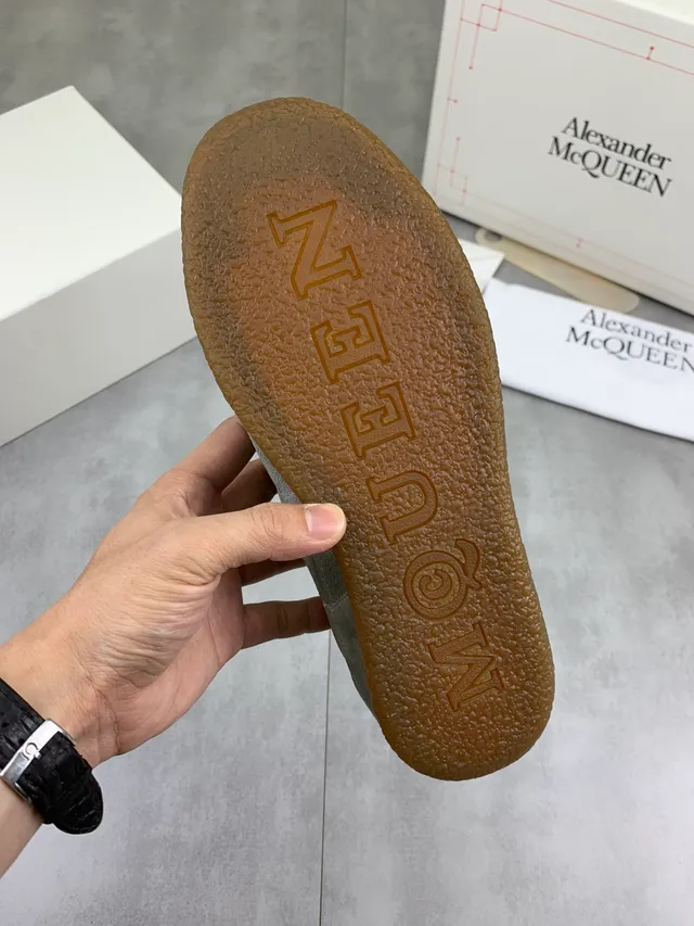 Alexander McQueen 橄榄绿麂皮 Oversized 生活方式运动鞋 3