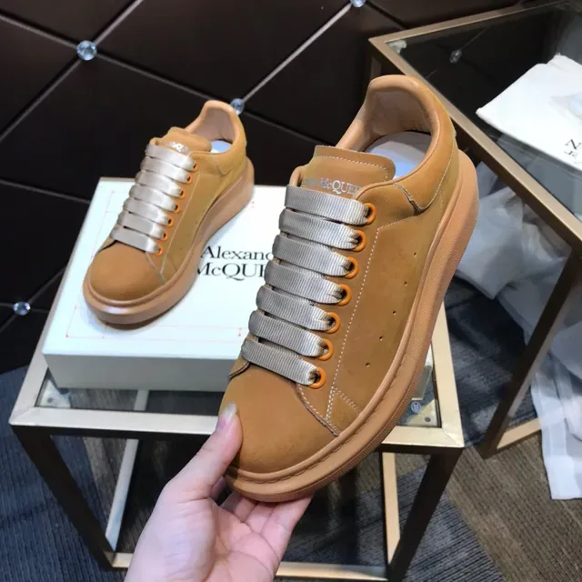 Alexander McQueen ओवरसाइज्ड टैन सुड लाइफस्टाइल स्नीकर 2