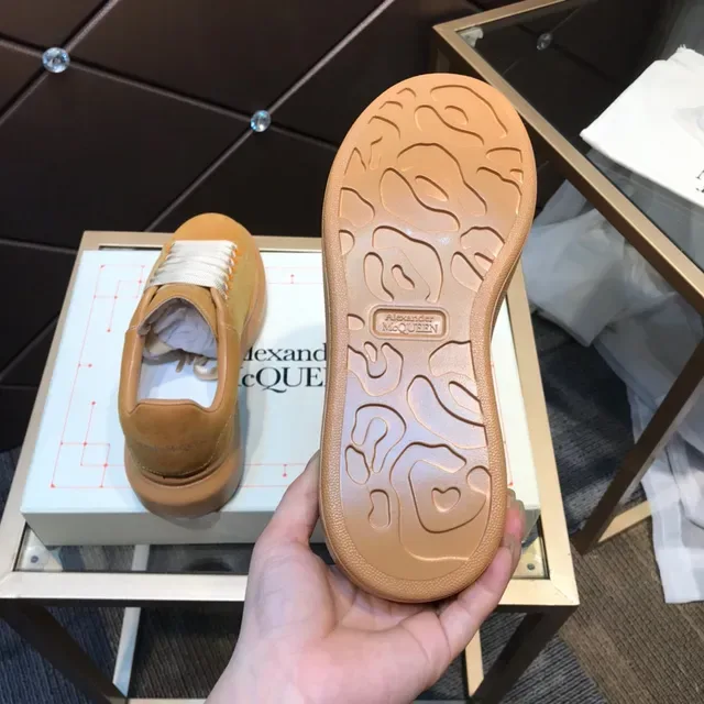 Alexander McQueen ओवरसाइज्ड टैन सुड लाइफस्टाइल स्नीकर 3
