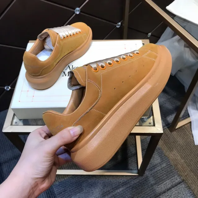 Alexander McQueen ओवरसाइज्ड टैन सुड लाइफस्टाइल स्नीकर 4