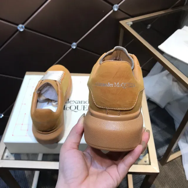 Alexander McQueen ओवरसाइज्ड टैन सुड लाइफस्टाइल स्नीकर 5