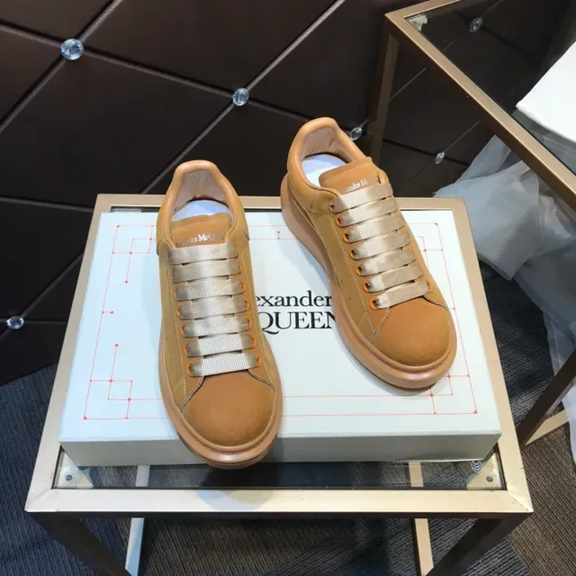 Alexander McQueen ओवरसाइज्ड टैन सुड लाइफस्टाइल स्नीकर 6