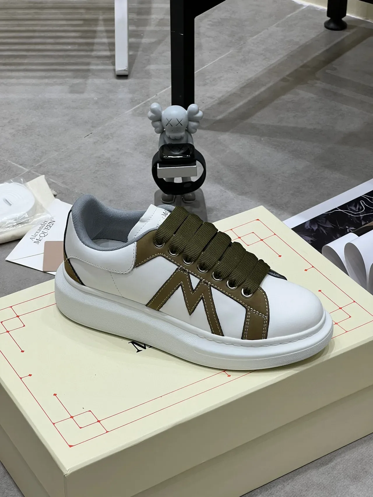 Alexander McQueen 白色和橄榄绿 Oversized Sneaker 生活方式运动鞋 2