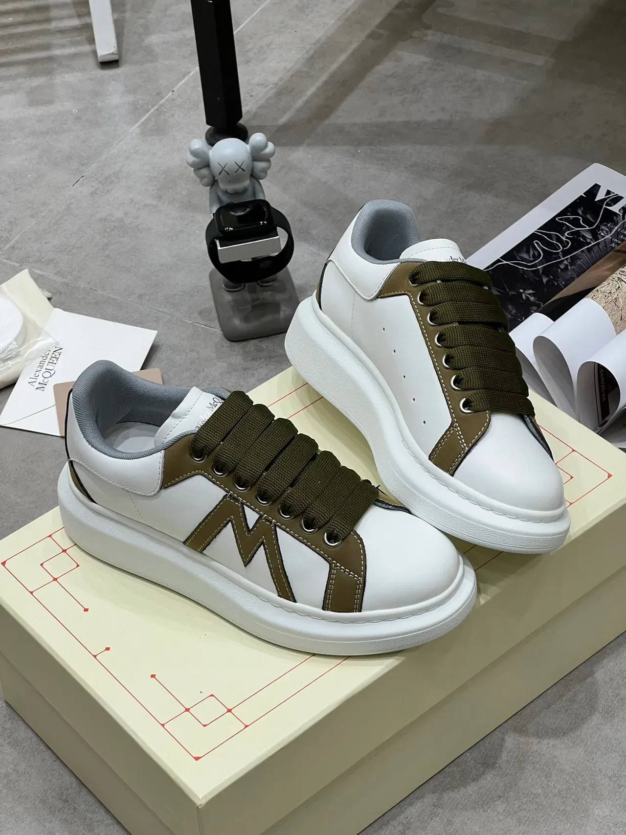 Alexander McQueen 白色和橄榄绿 Oversized Sneaker 生活方式运动鞋 3