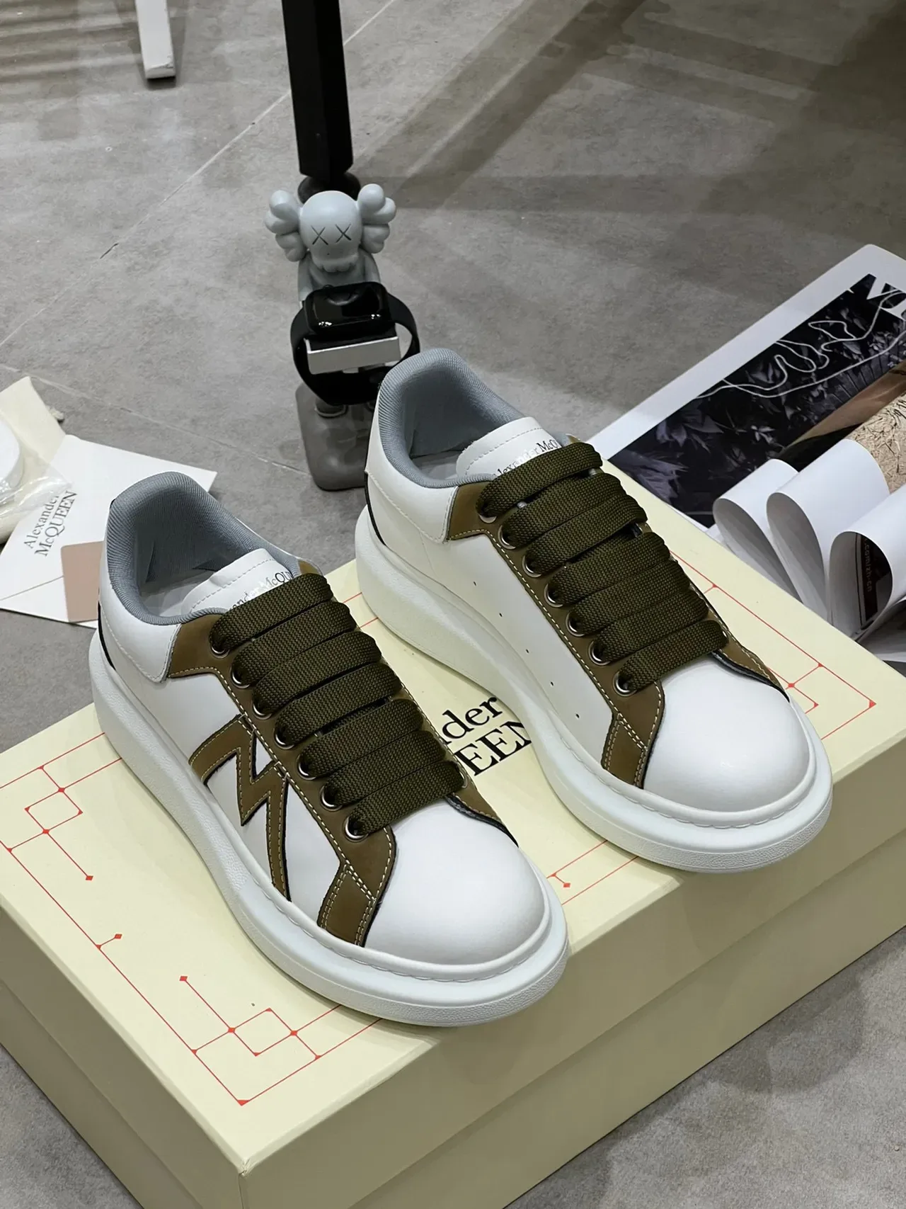 Alexander McQueen 白色和橄榄绿 Oversized Sneaker 生活方式运动鞋 4