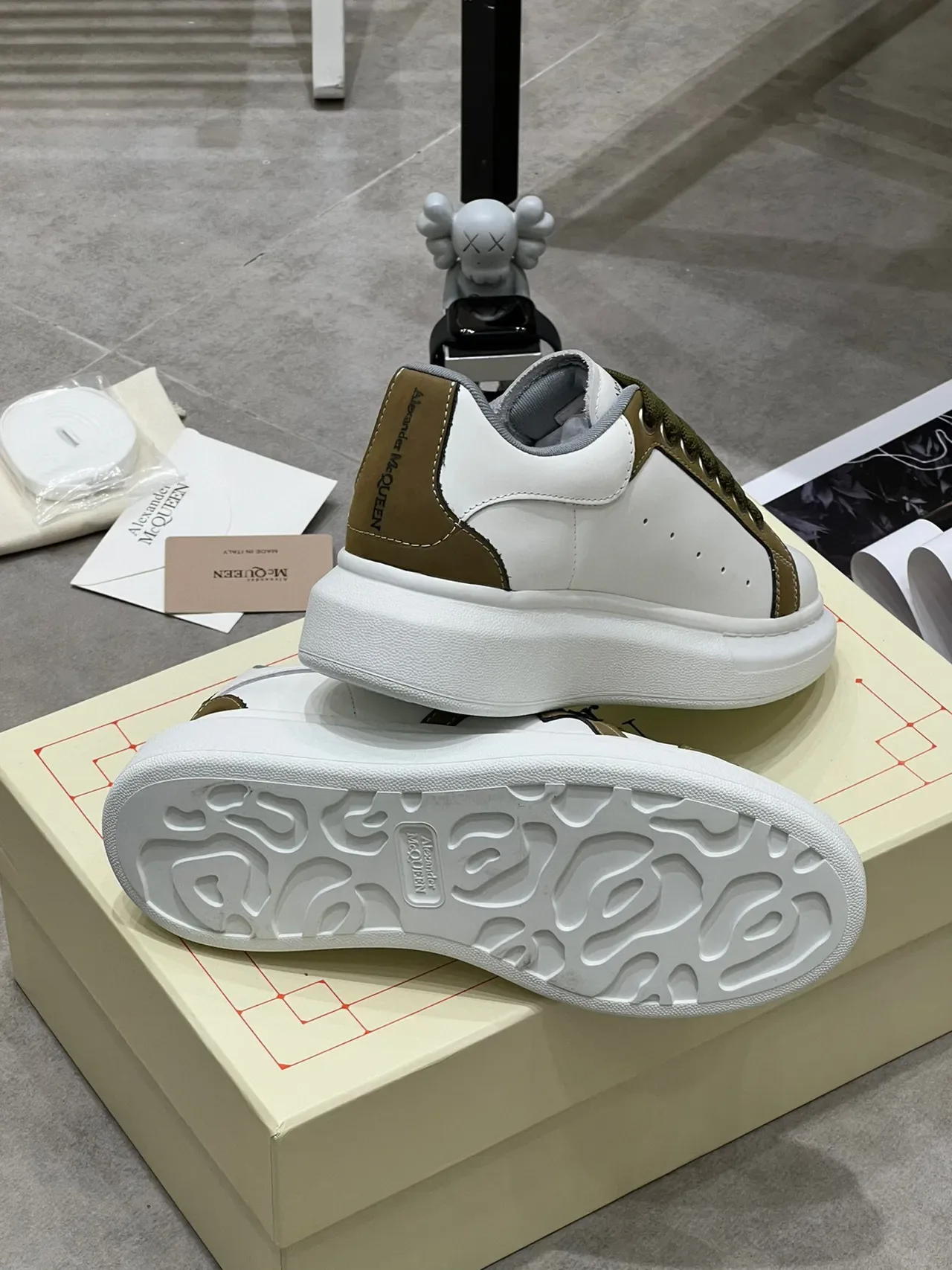 Alexander McQueen 白色和橄榄绿 Oversized Sneaker 生活方式运动鞋 5