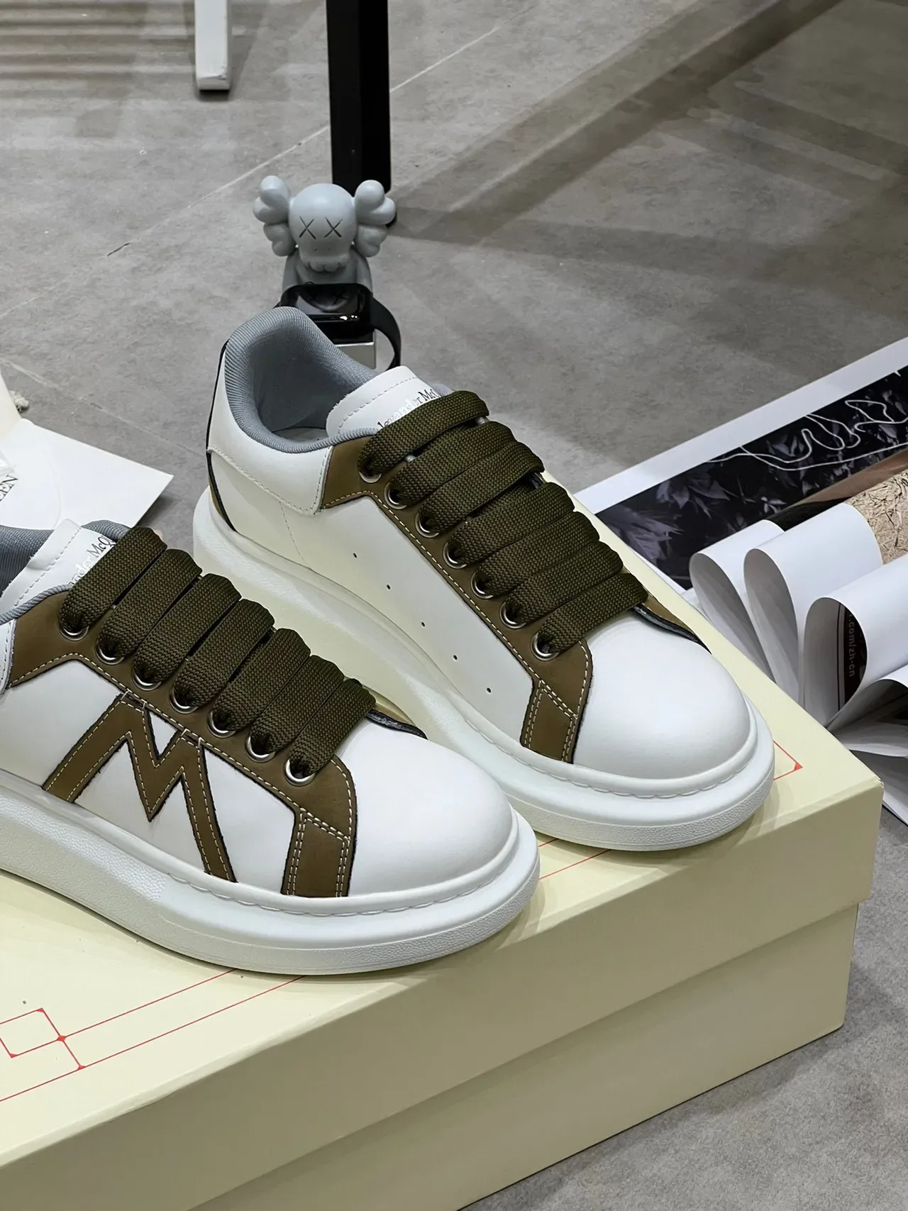 Alexander McQueen 白色和橄榄绿 Oversized Sneaker 生活方式运动鞋 6
