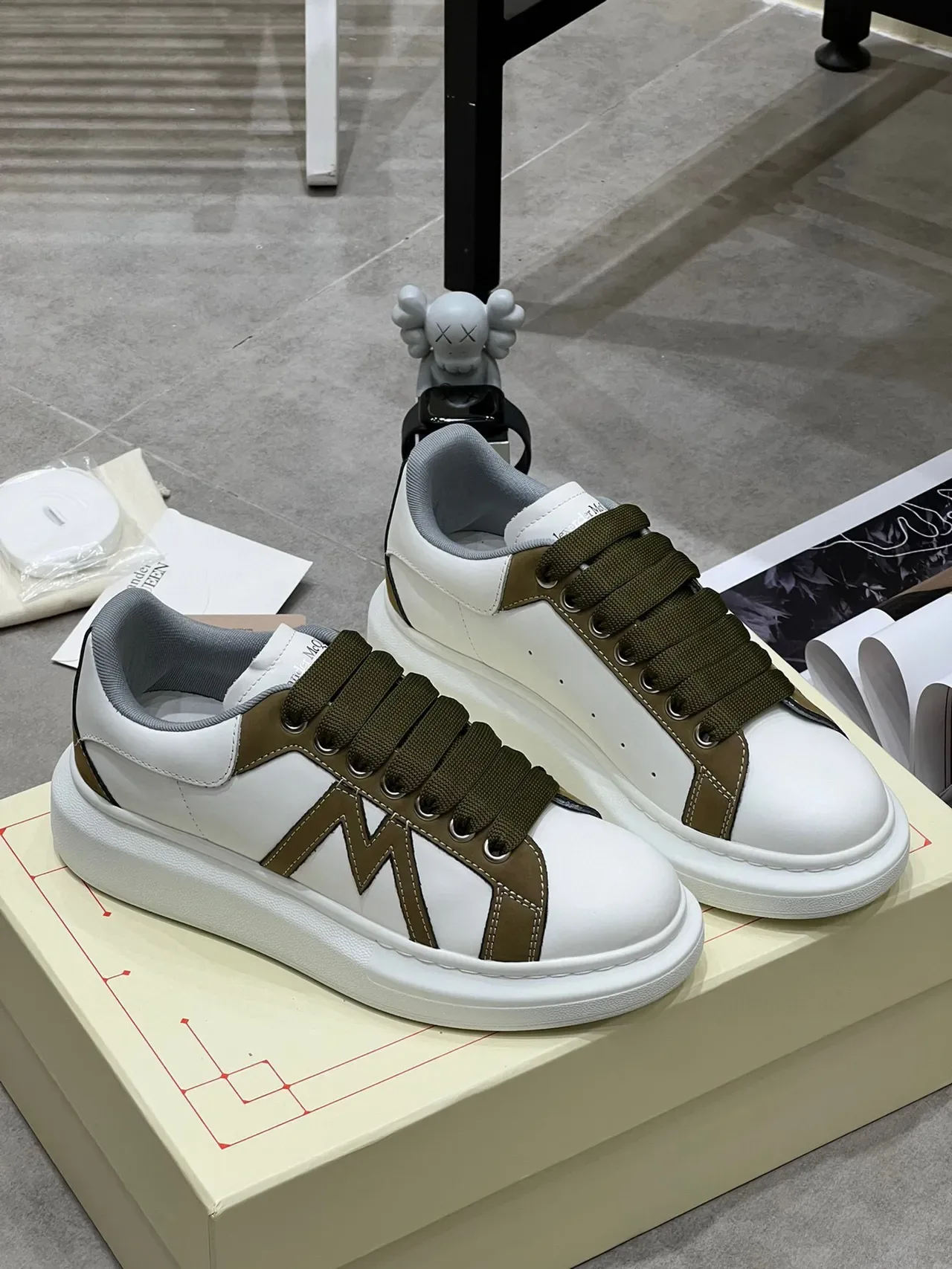 Alexander McQueen 白色和橄榄绿 Oversized Sneaker 生活方式运动鞋 7