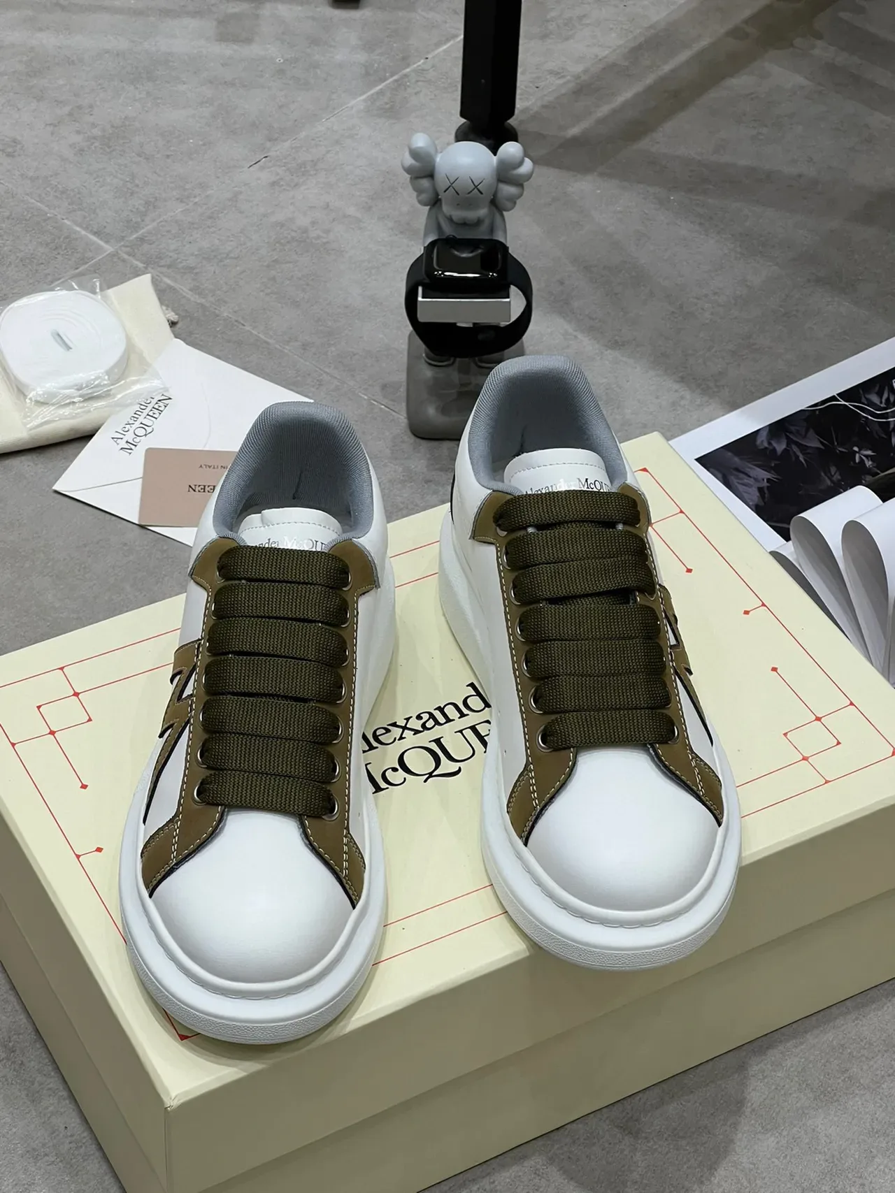 Alexander McQueen 白色和橄榄绿 Oversized Sneaker 生活方式运动鞋 8
