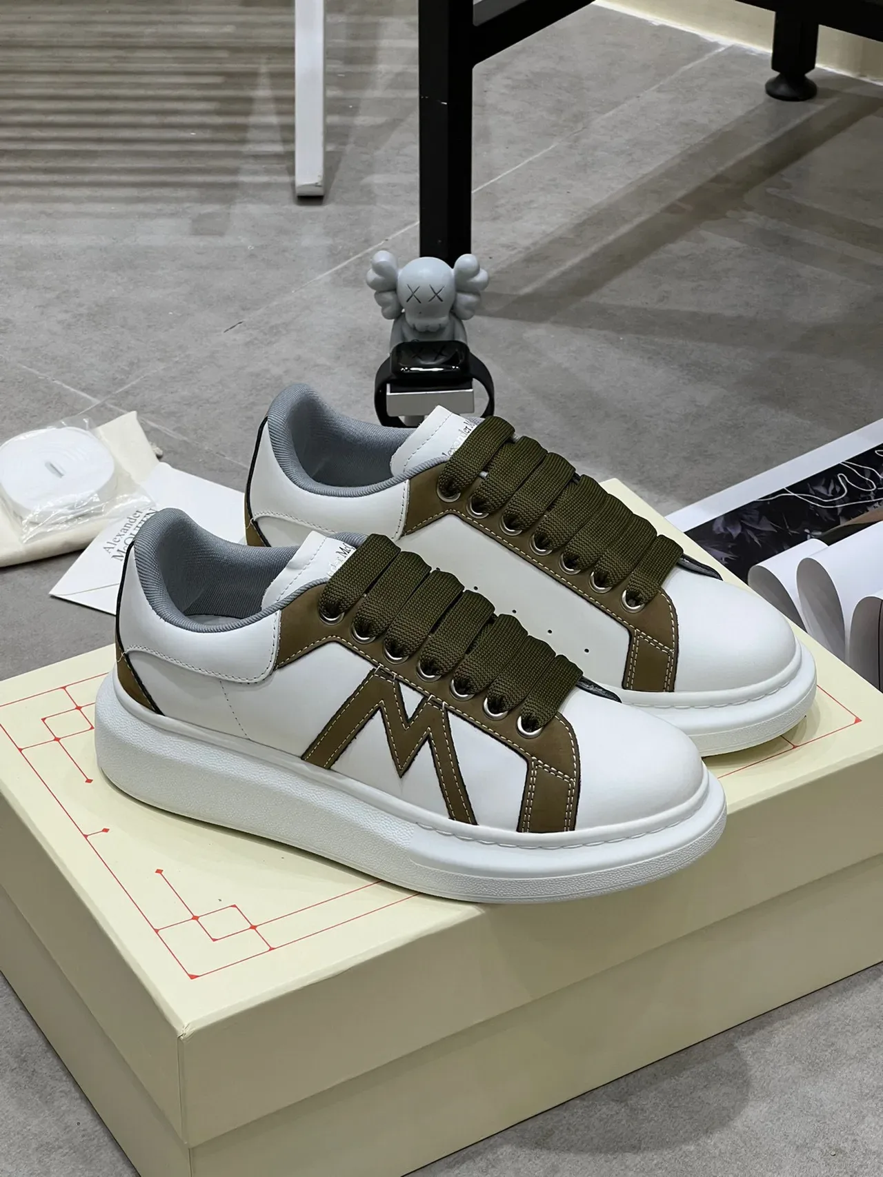 Alexander McQueen 白色和橄榄绿 Oversized Sneaker 生活方式运动鞋 9