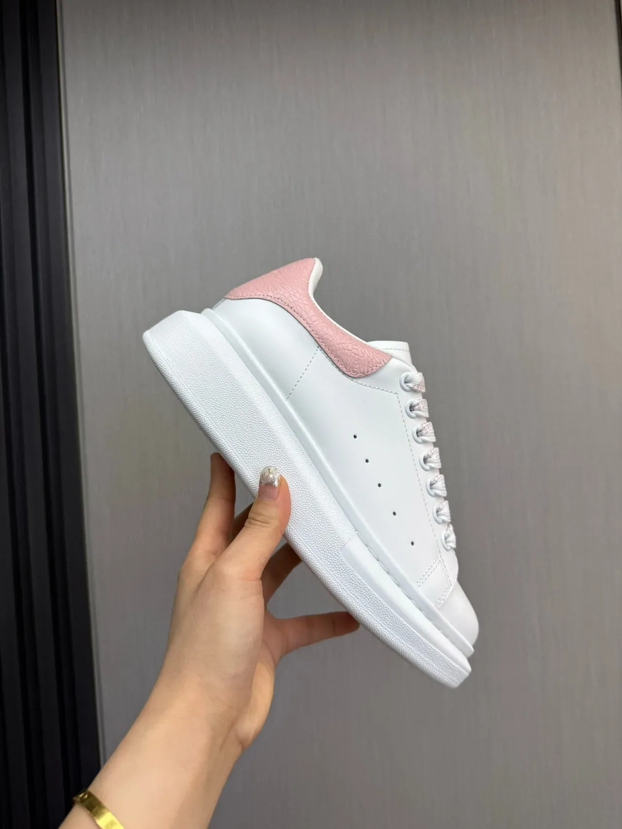 Alexander McQueen حذاء رياضي مفرط الحجم أبيض ووردي أحذية نمط حياة 3