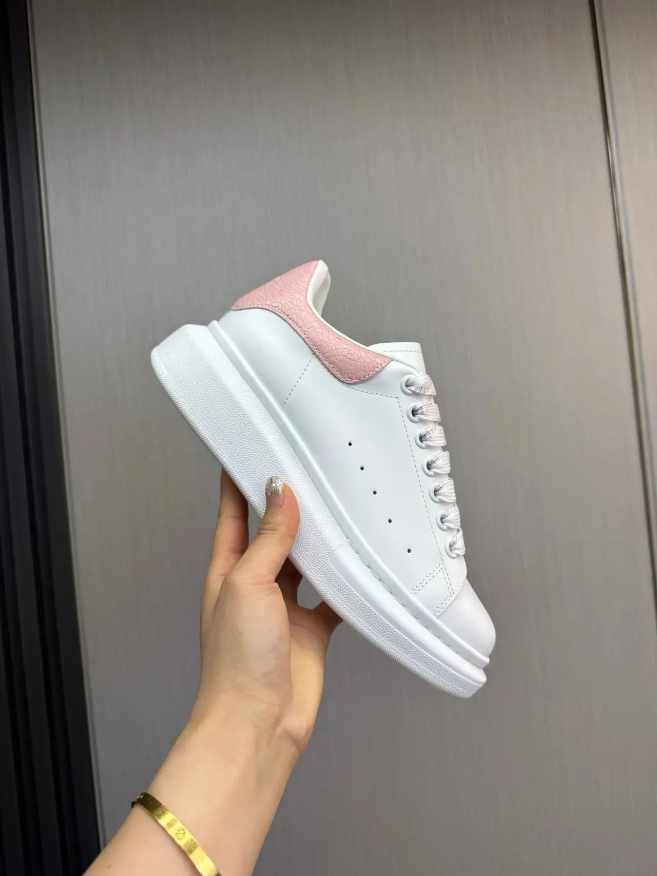 Alexander McQueen حذاء رياضي مفرط الحجم أبيض ووردي أحذية نمط حياة 4