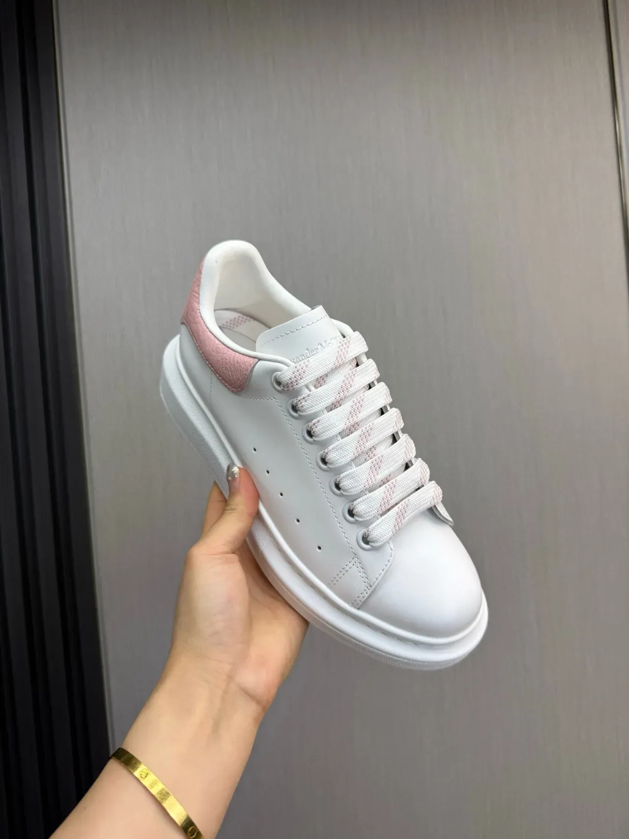Alexander McQueen حذاء رياضي مفرط الحجم أبيض ووردي أحذية نمط حياة 5